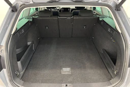 harmaa Volkswagen Passat 2022 kuva 11.