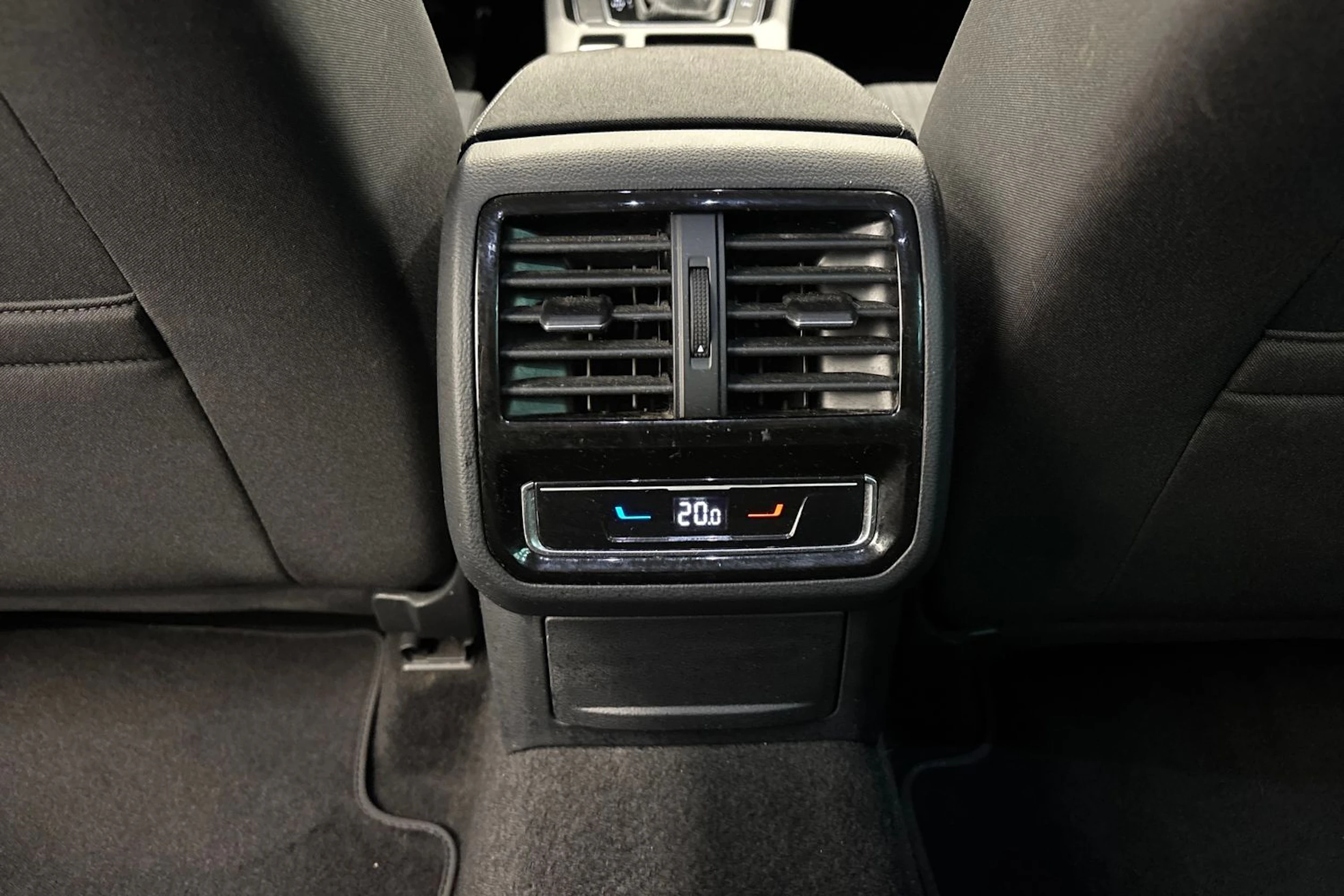 harmaa Volkswagen Passat 2022 kuva 14.