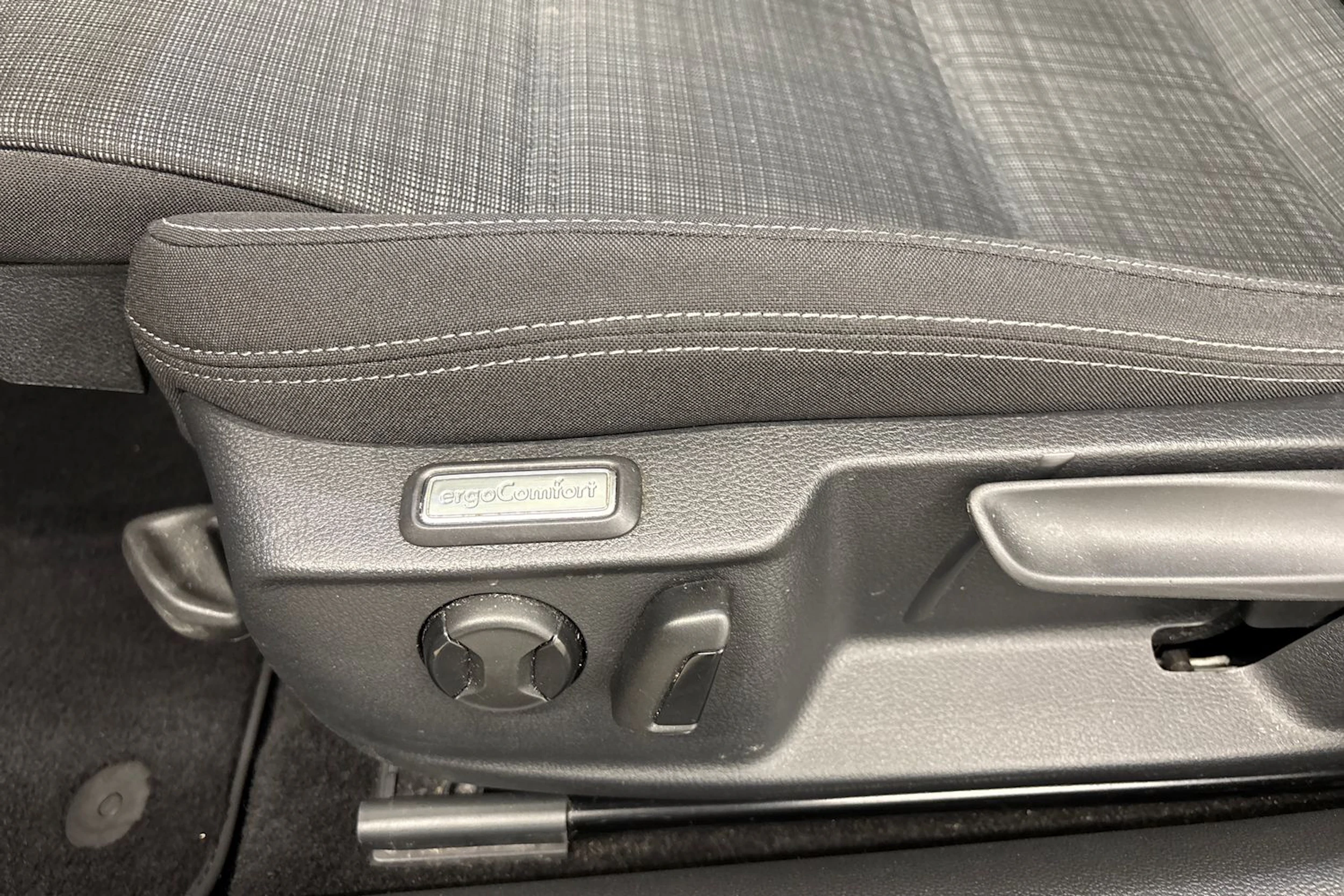 harmaa Volkswagen Passat 2022 kuva 15.