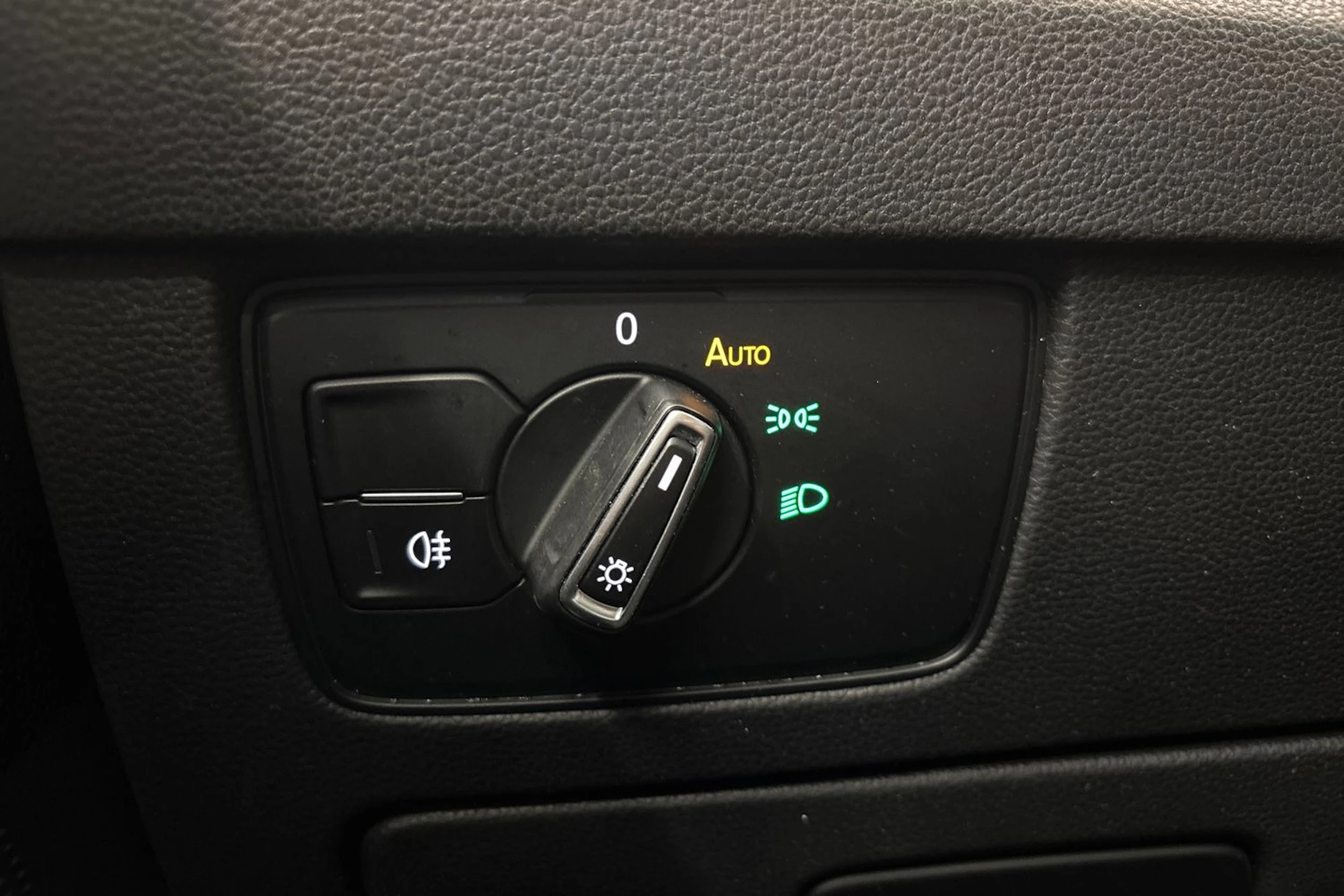 harmaa Volkswagen Passat 2022 kuva 16.