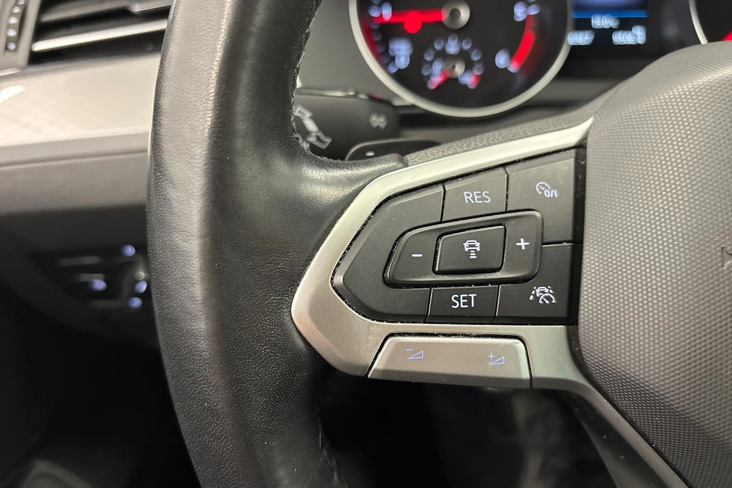 harmaa Volkswagen Passat 2022 kuva 18.