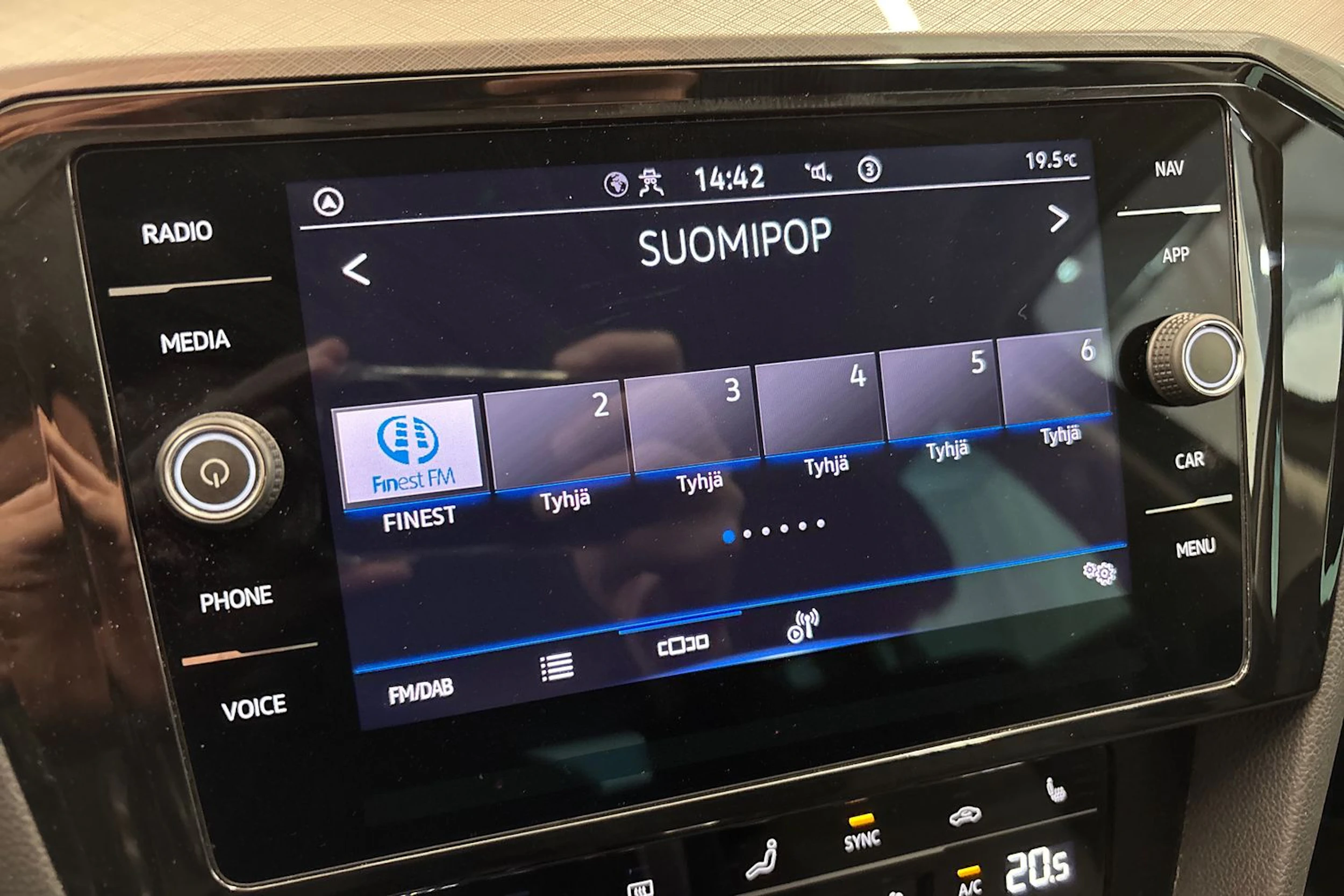 harmaa Volkswagen Passat 2022 kuva 20.
