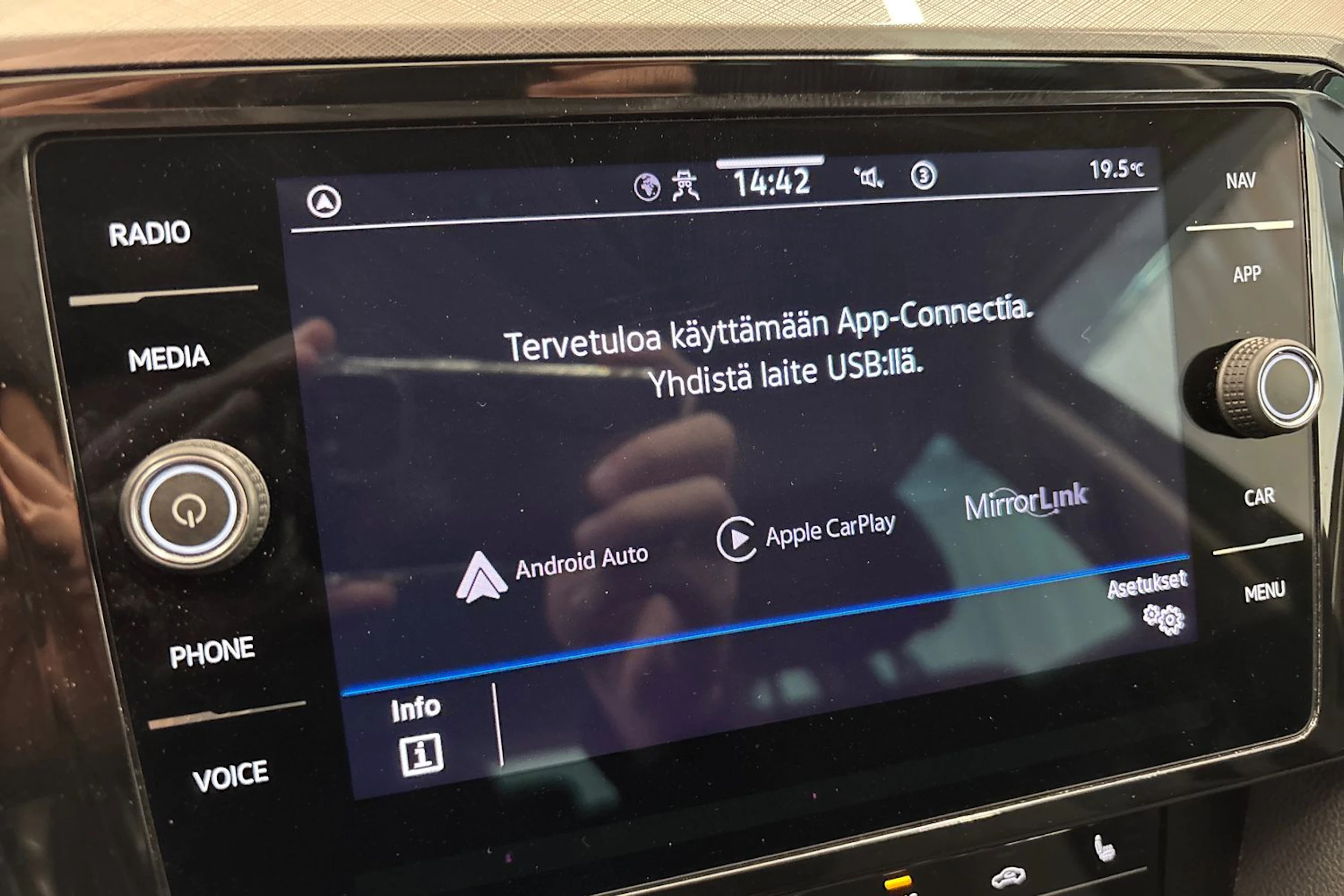 harmaa Volkswagen Passat 2022 kuva 21.