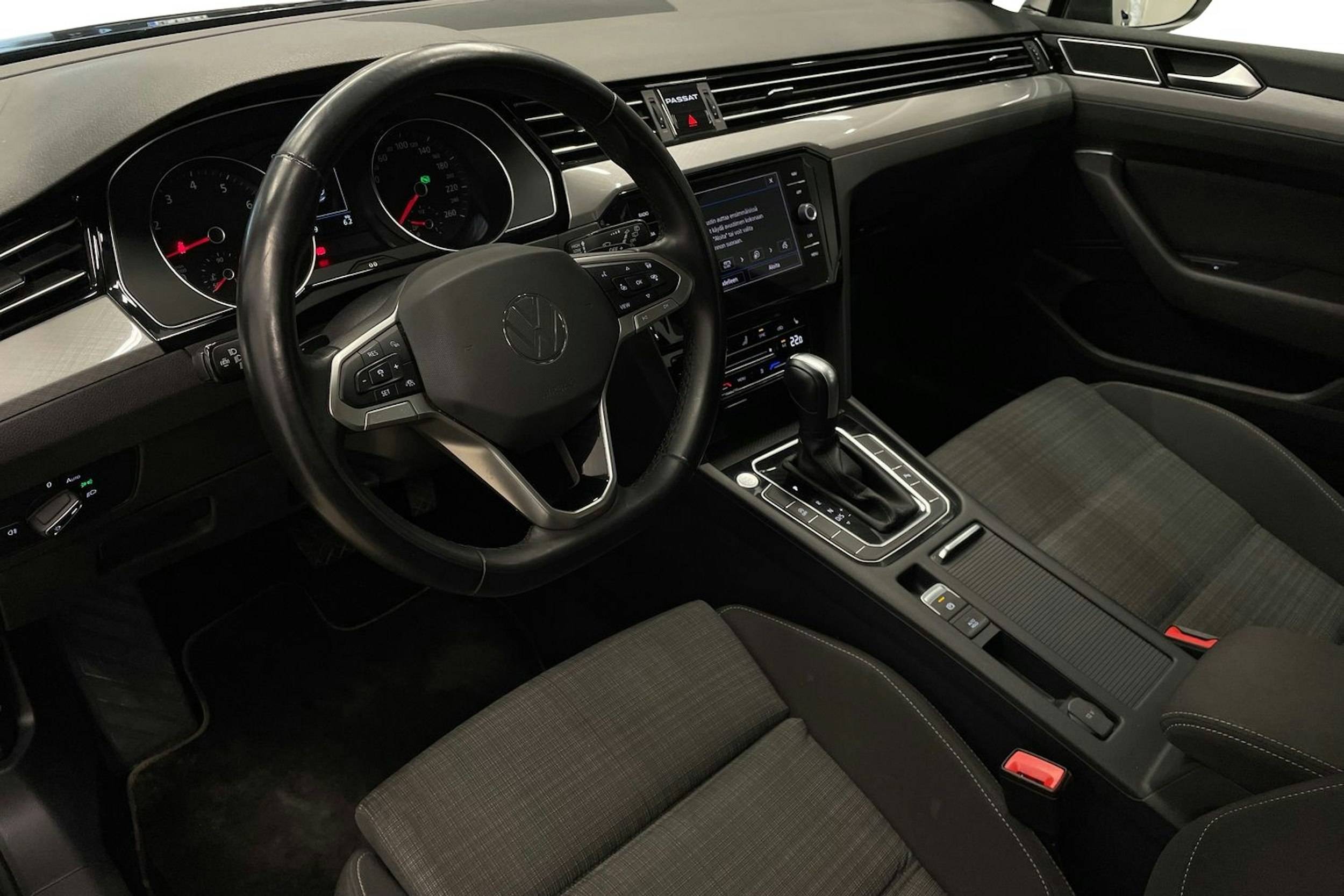 Sininen Volkswagen PASSAT 2022 kuva 7.