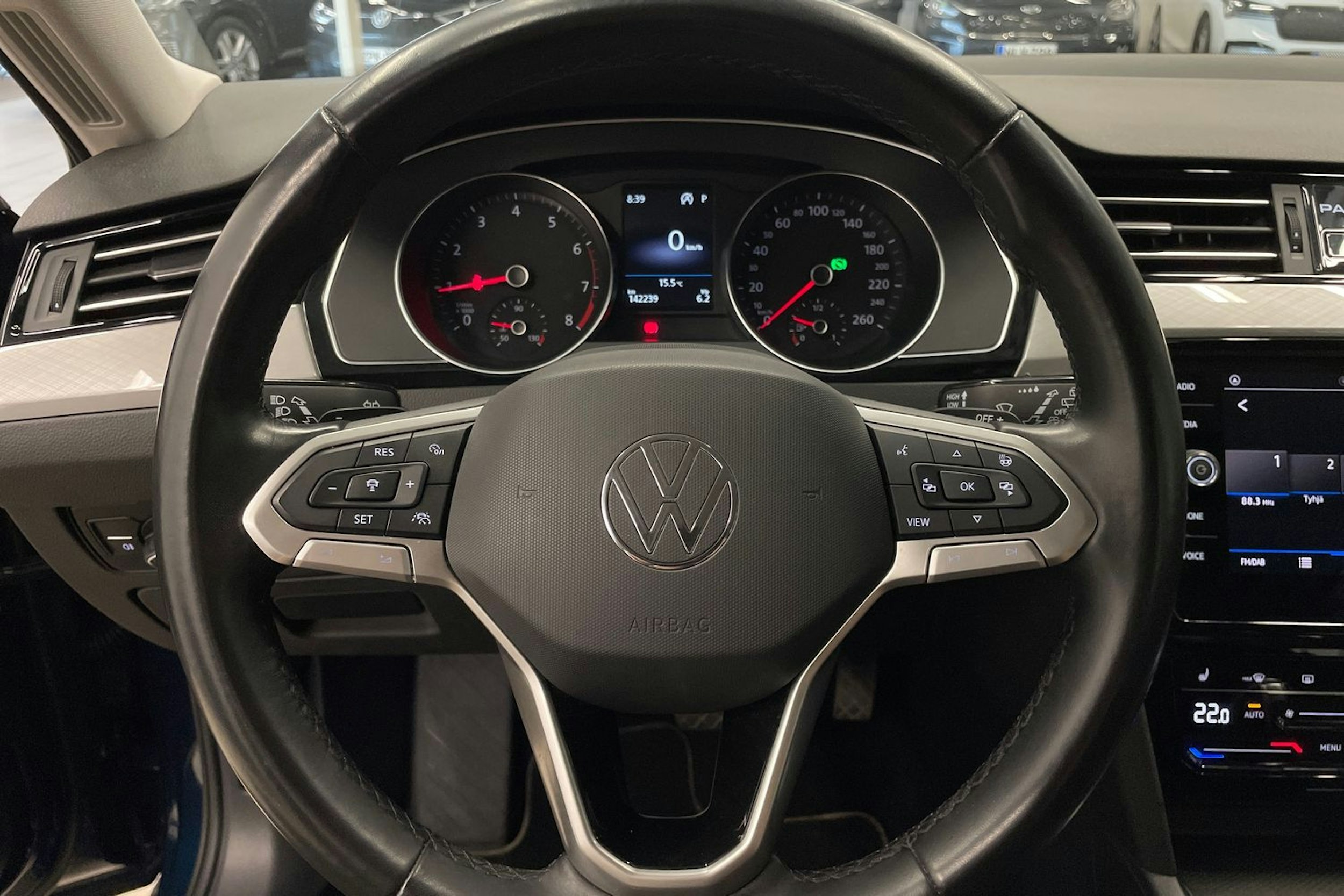 Sininen Volkswagen PASSAT 2022 kuva 16.