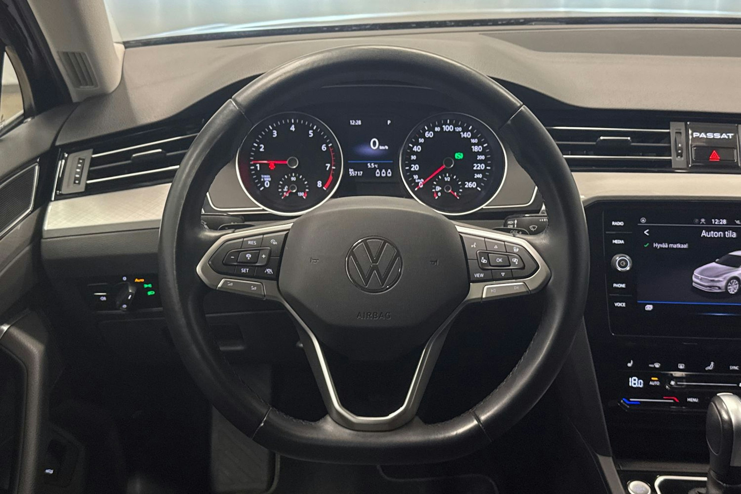 musta Volkswagen Passat 2022 kuva 11.