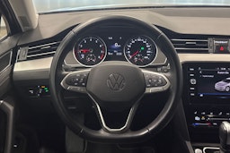 musta Volkswagen Passat 2022 kuva 11.