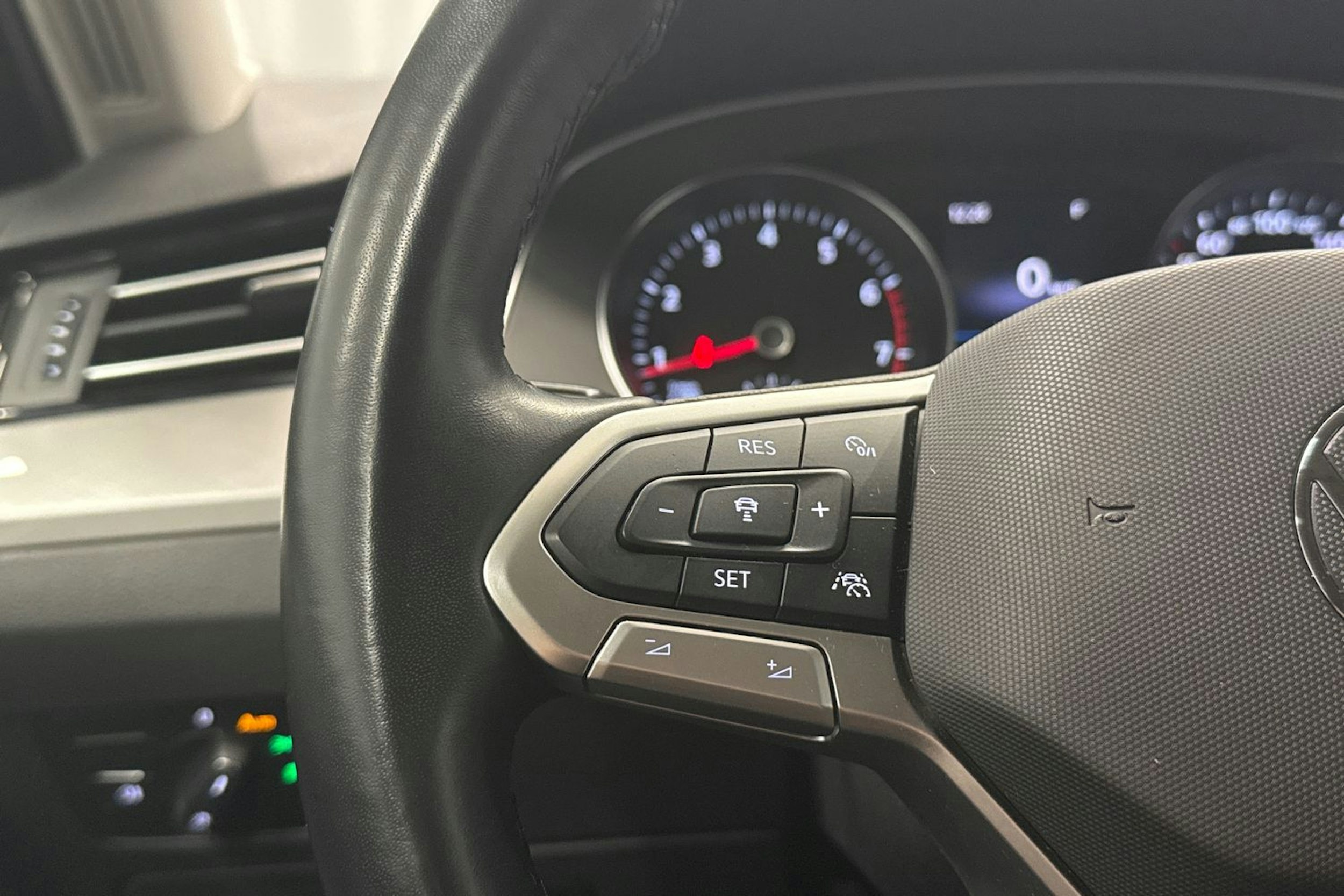 musta Volkswagen Passat 2022 kuva 13.