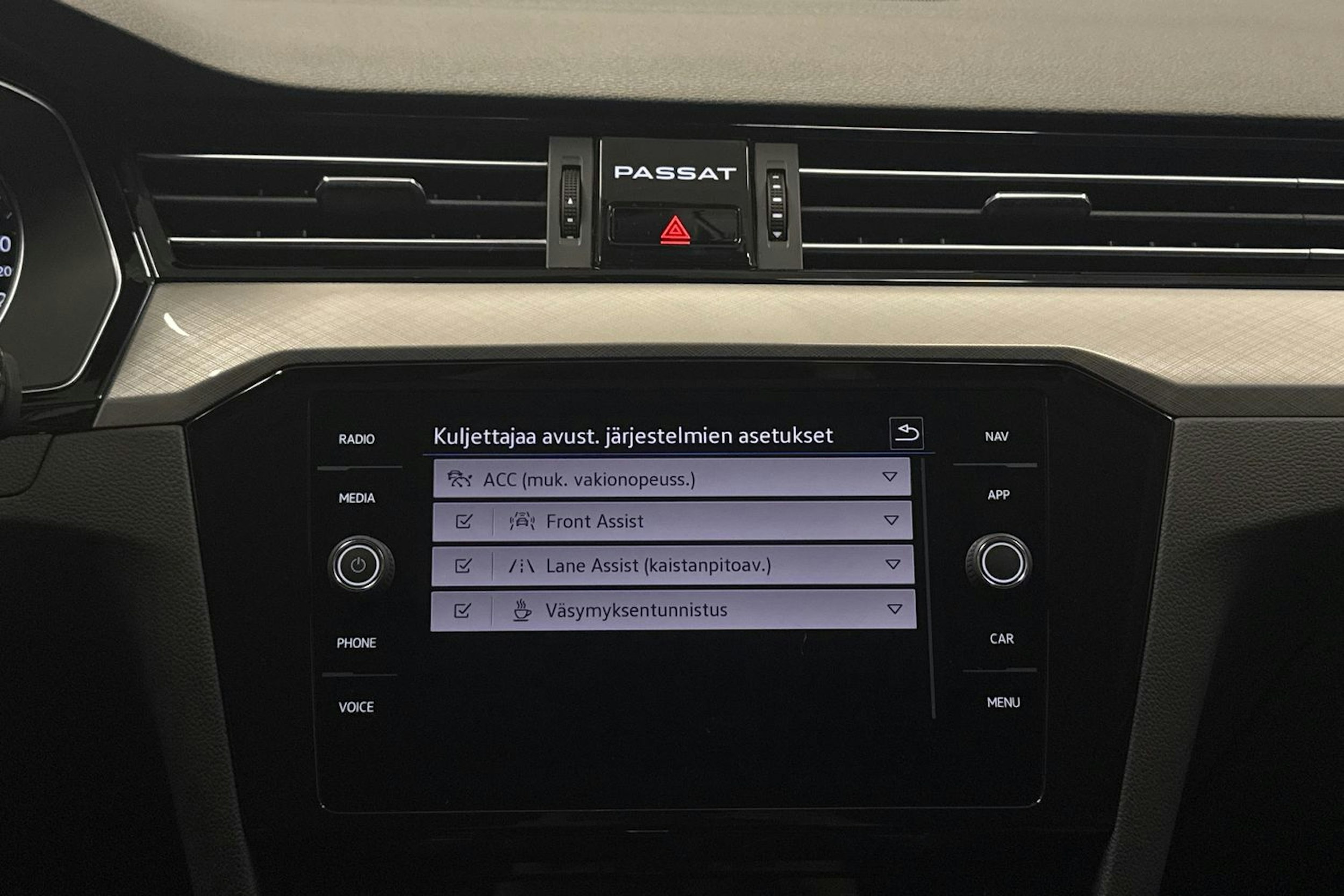musta Volkswagen Passat 2022 kuva 15.