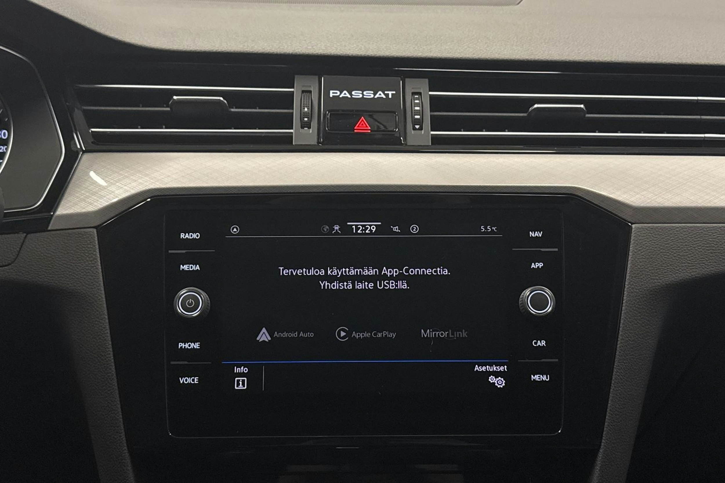 musta Volkswagen Passat 2022 kuva 16.