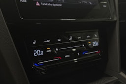 musta Volkswagen Passat 2022 kuva 18.