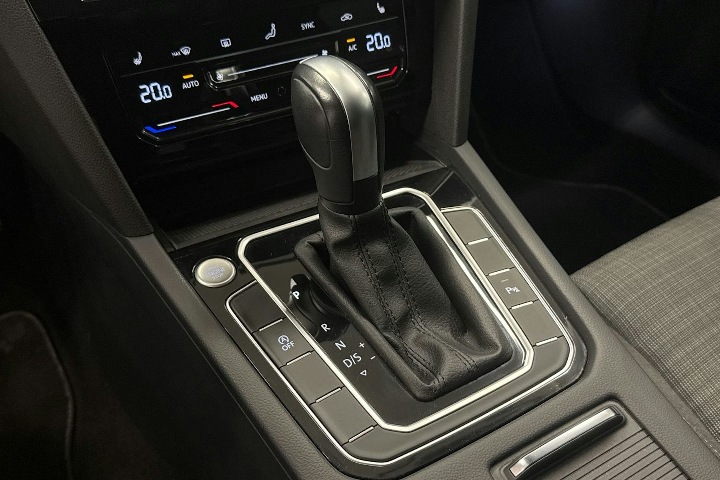 musta Volkswagen Passat 2022 kuva 19.