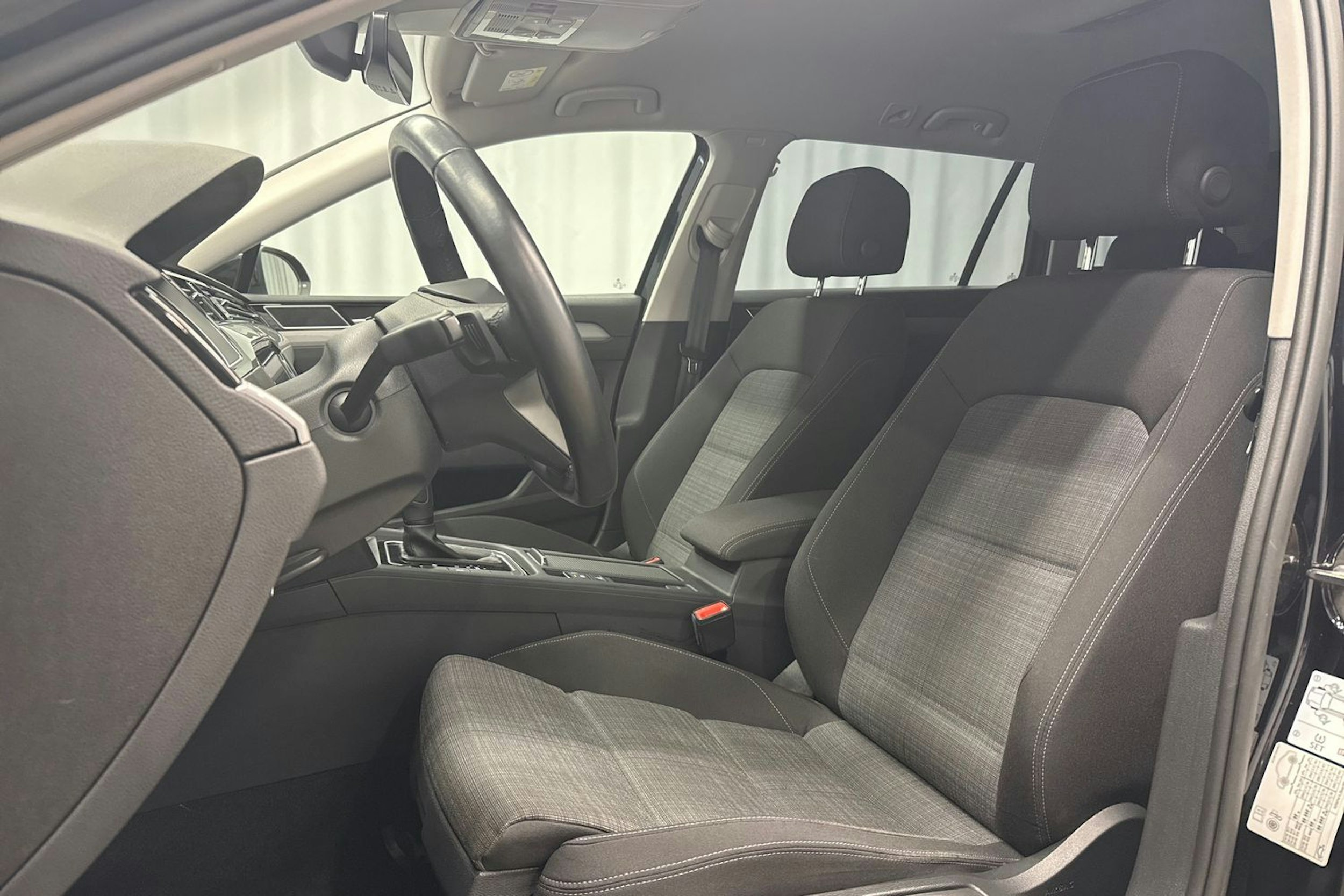 musta Volkswagen Passat 2022 kuva 20.