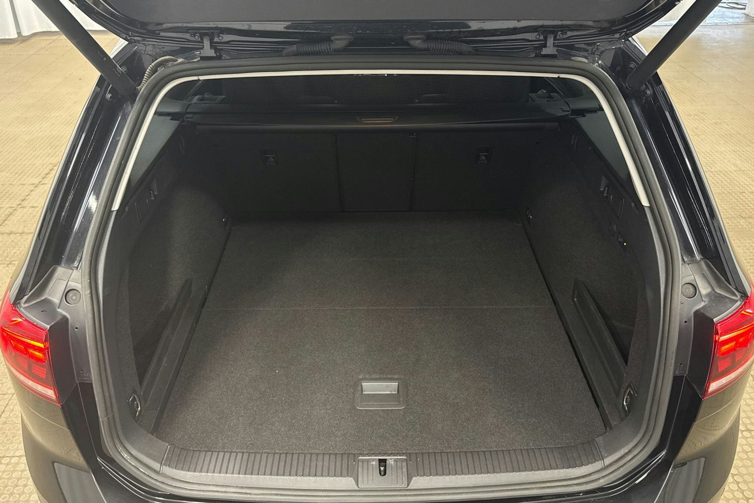 musta Volkswagen Passat 2022 kuva 22.