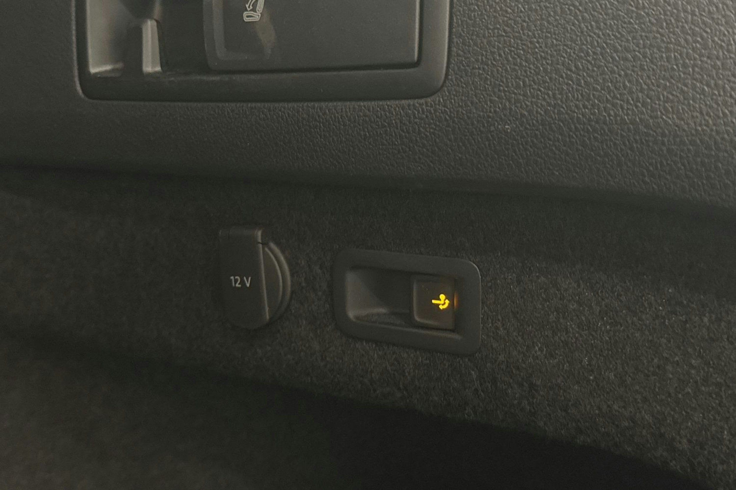 musta Volkswagen Passat 2022 kuva 24.