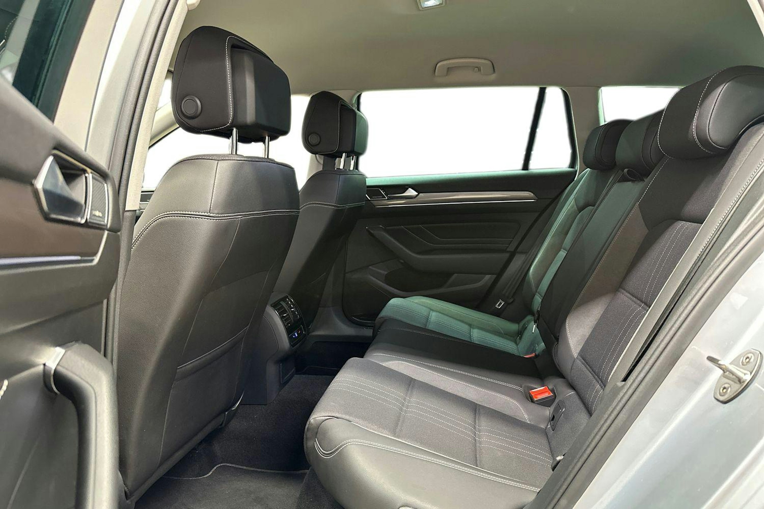 harmaa Volkswagen Passat 2022 kuva 10.