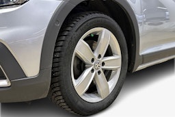 harmaa Volkswagen Passat 2022 kuva 11.