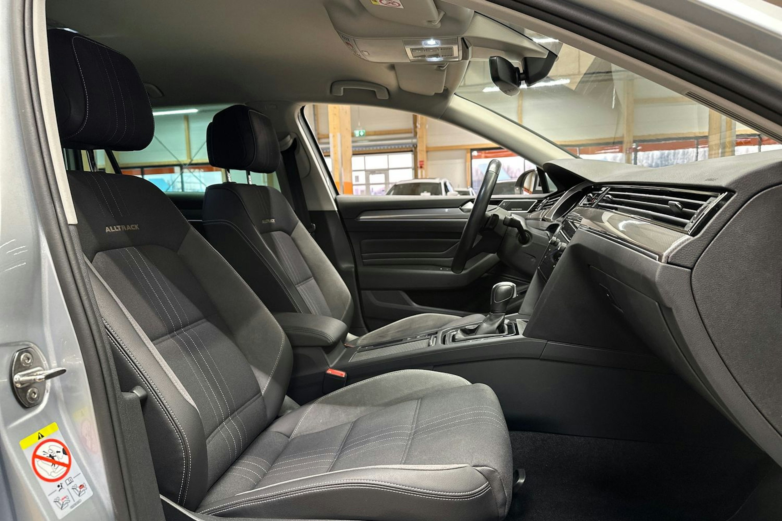 harmaa Volkswagen Passat 2022 kuva 14.
