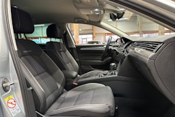 harmaa Volkswagen Passat 2022 kuva 14.