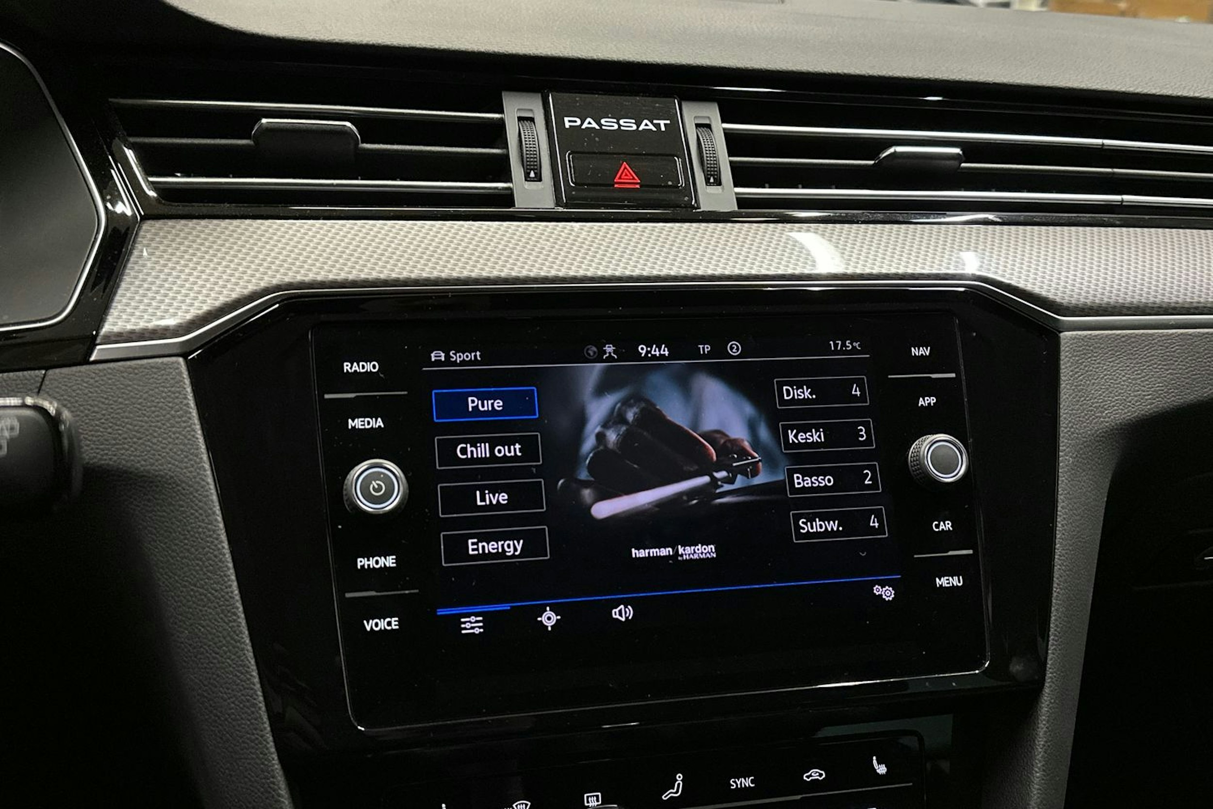 harmaa Volkswagen Passat 2022 kuva 17.