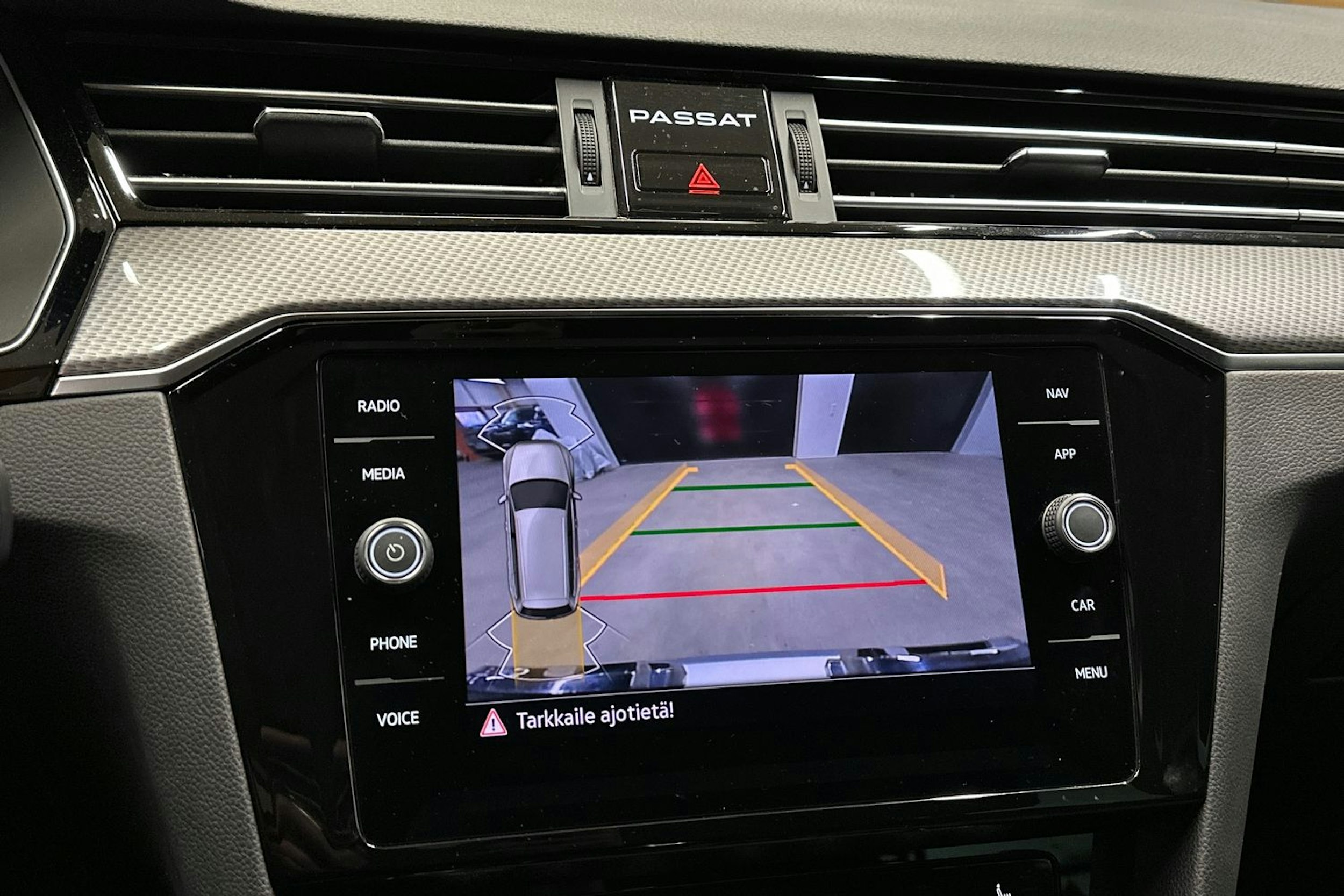 harmaa Volkswagen Passat 2022 kuva 18.