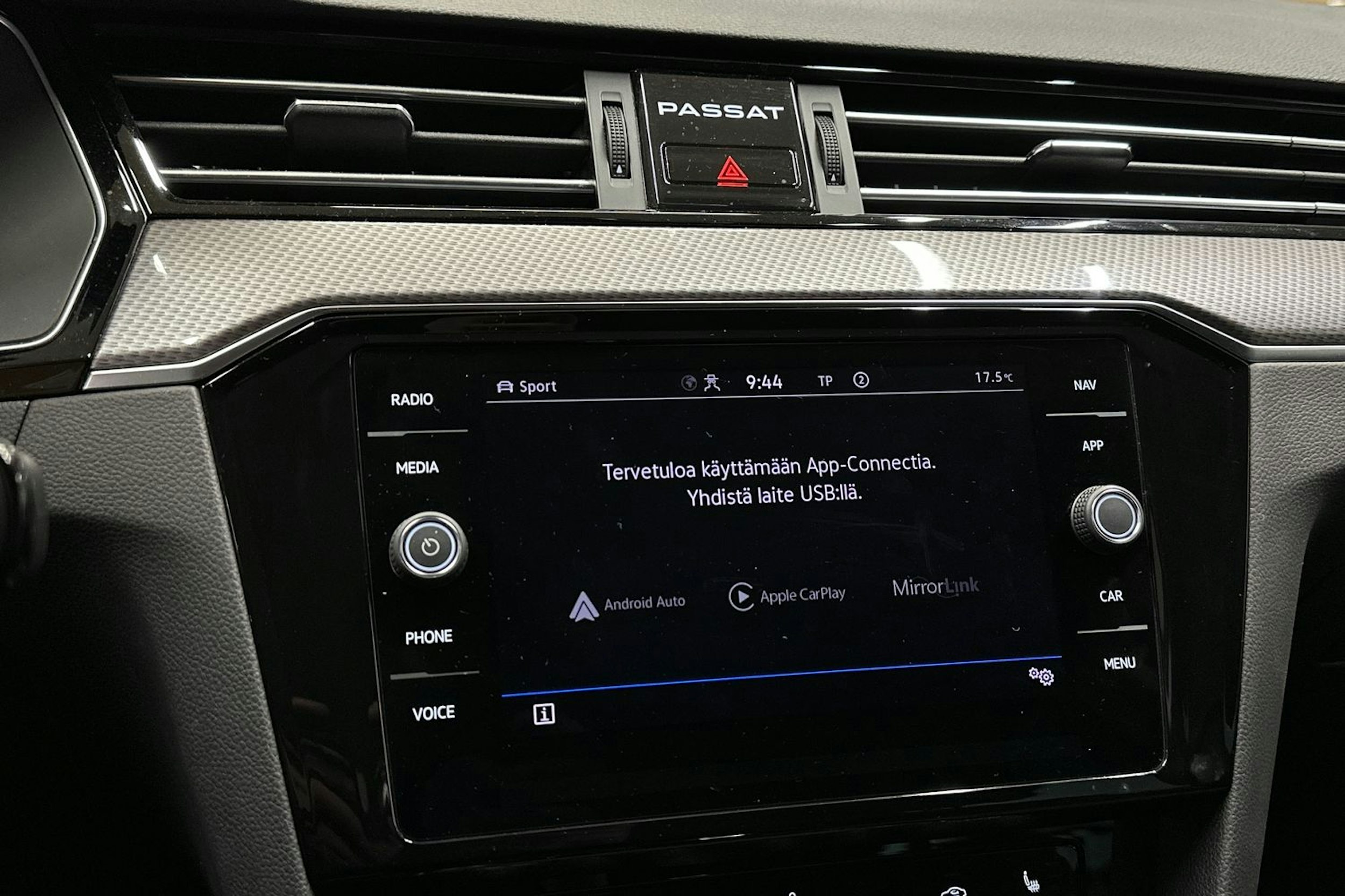 harmaa Volkswagen Passat 2022 kuva 19.