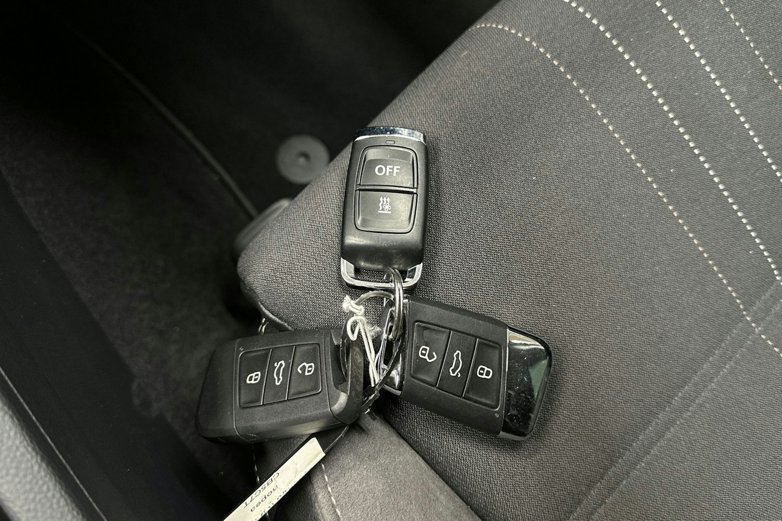 harmaa Volkswagen Passat 2022 kuva 24.