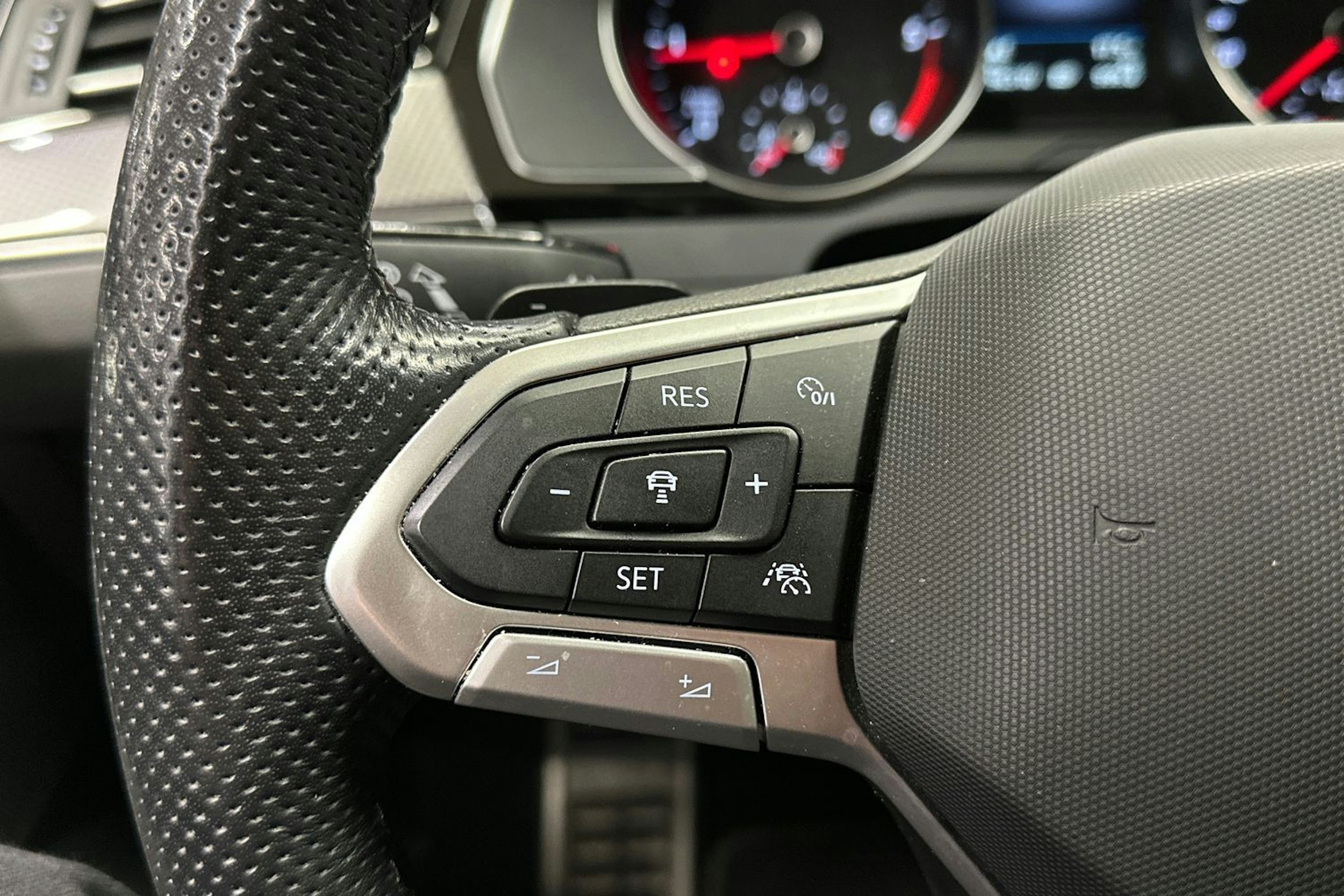 harmaa Volkswagen Passat 2022 kuva 26.