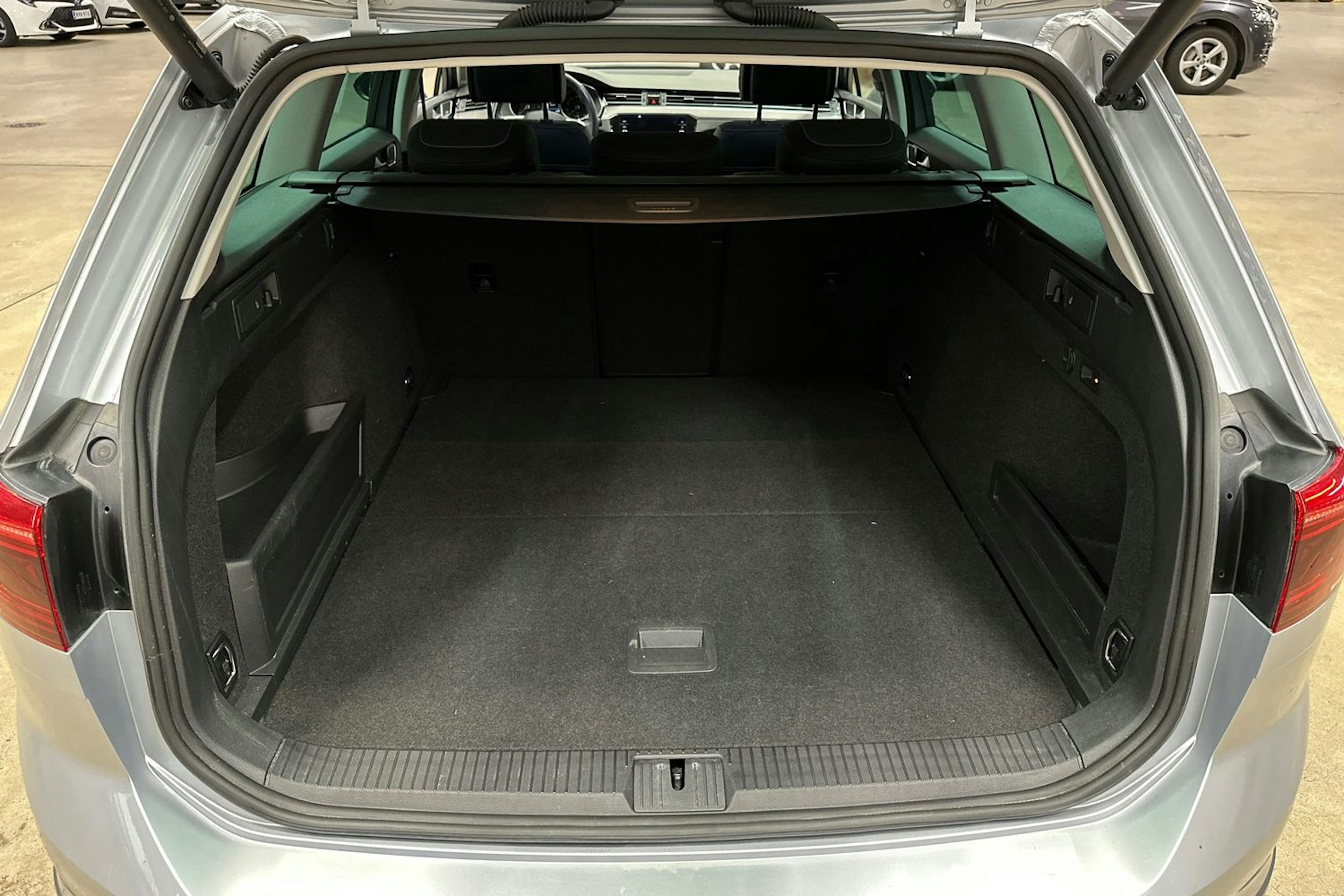 harmaa Volkswagen Passat 2022 kuva 28.