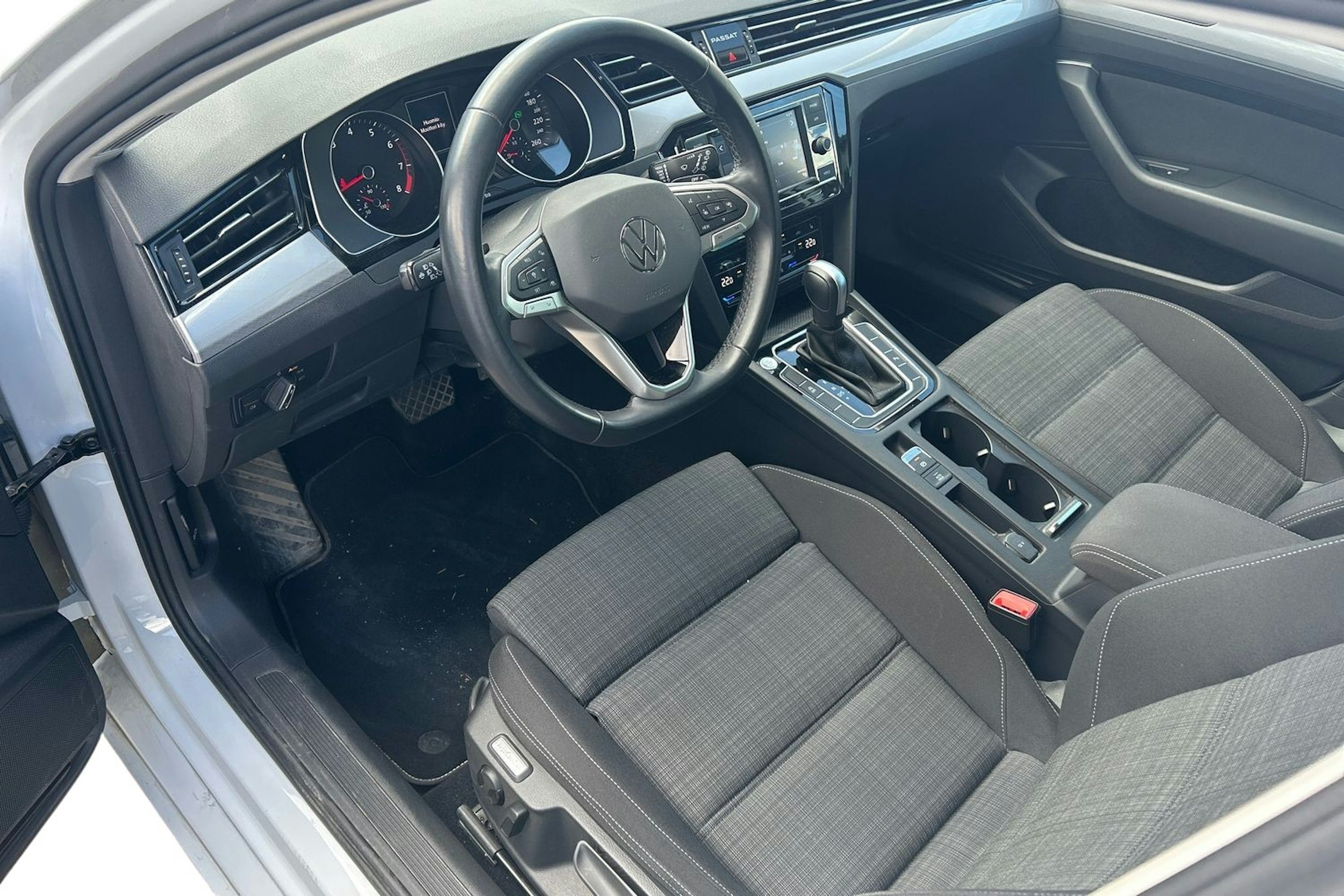 valkoinen Volkswagen Passat 2022 kuva 3.
