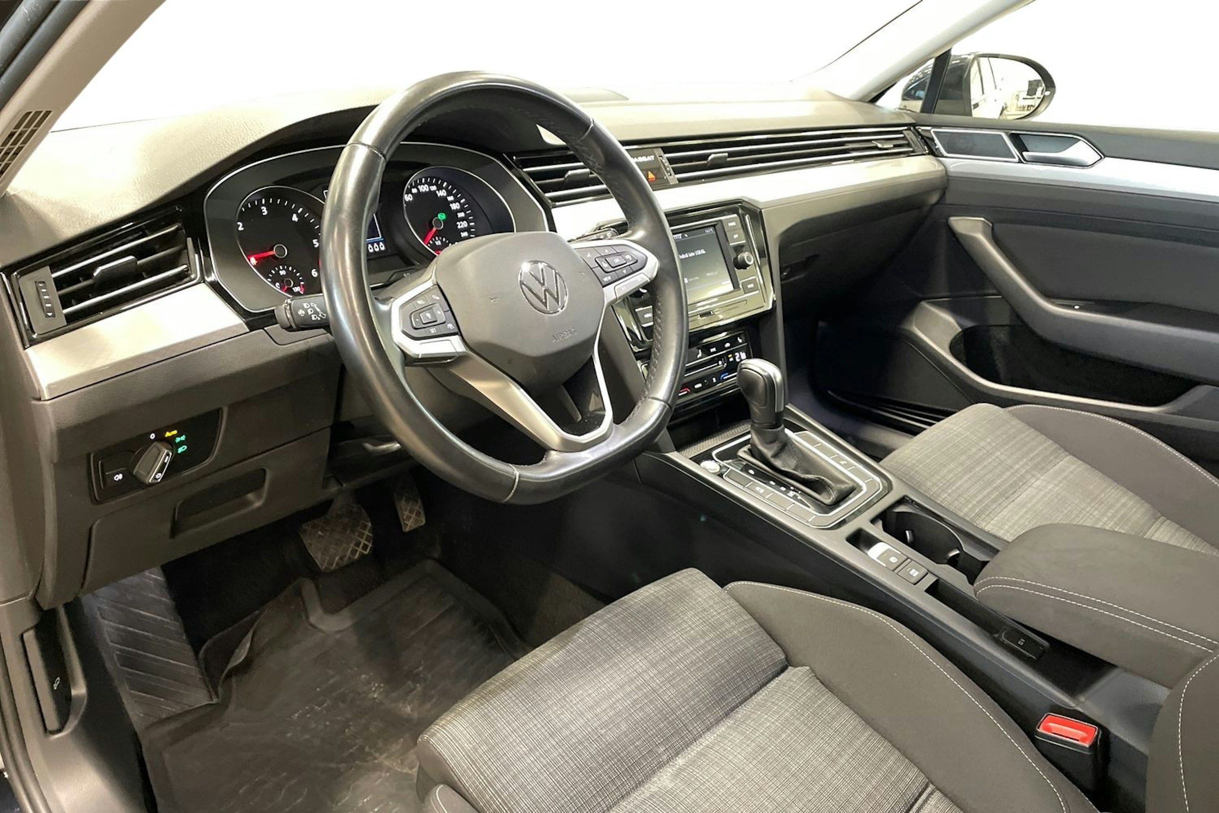 musta Volkswagen Passat 2022 kuva 7.