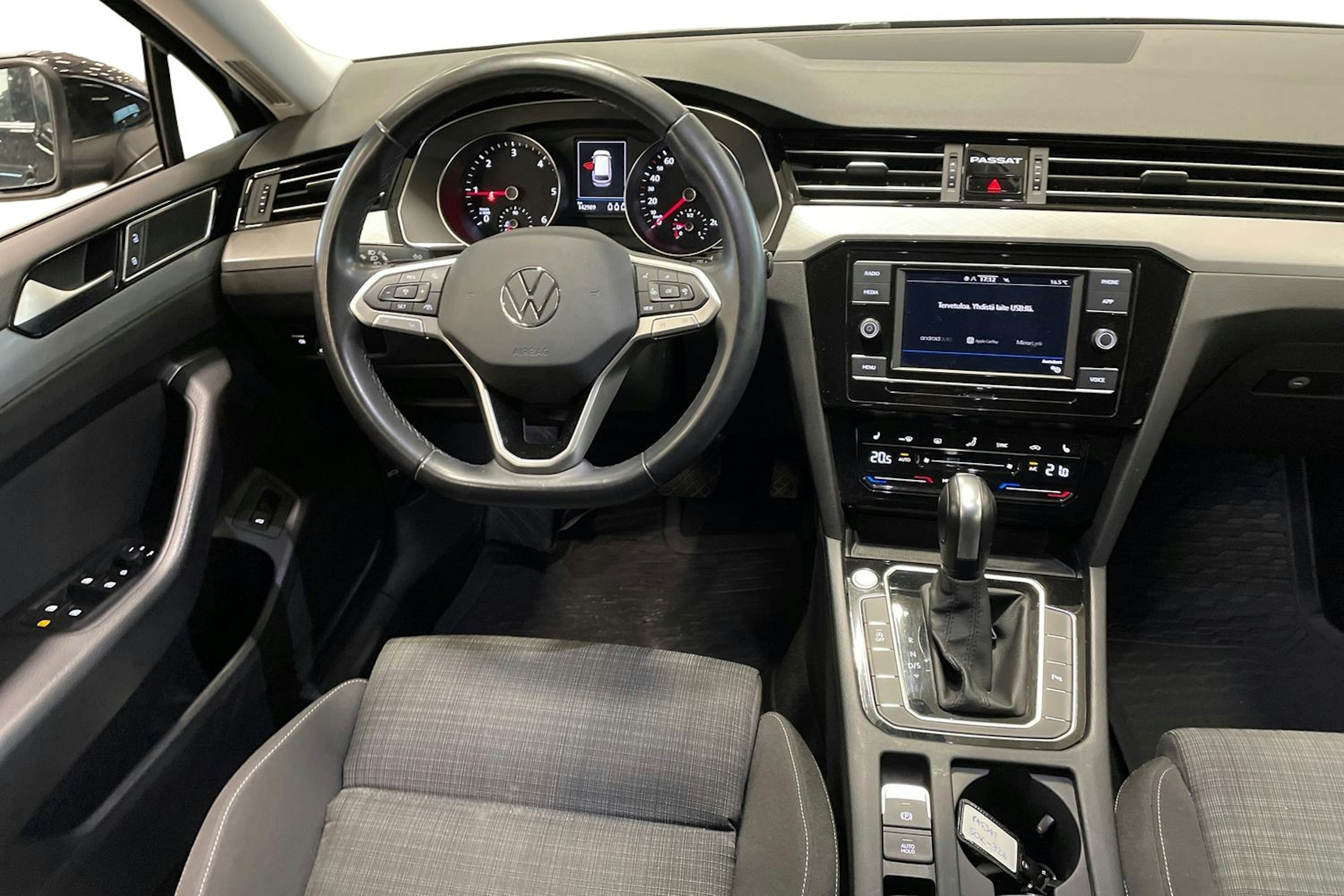 musta Volkswagen Passat 2022 kuva 9.