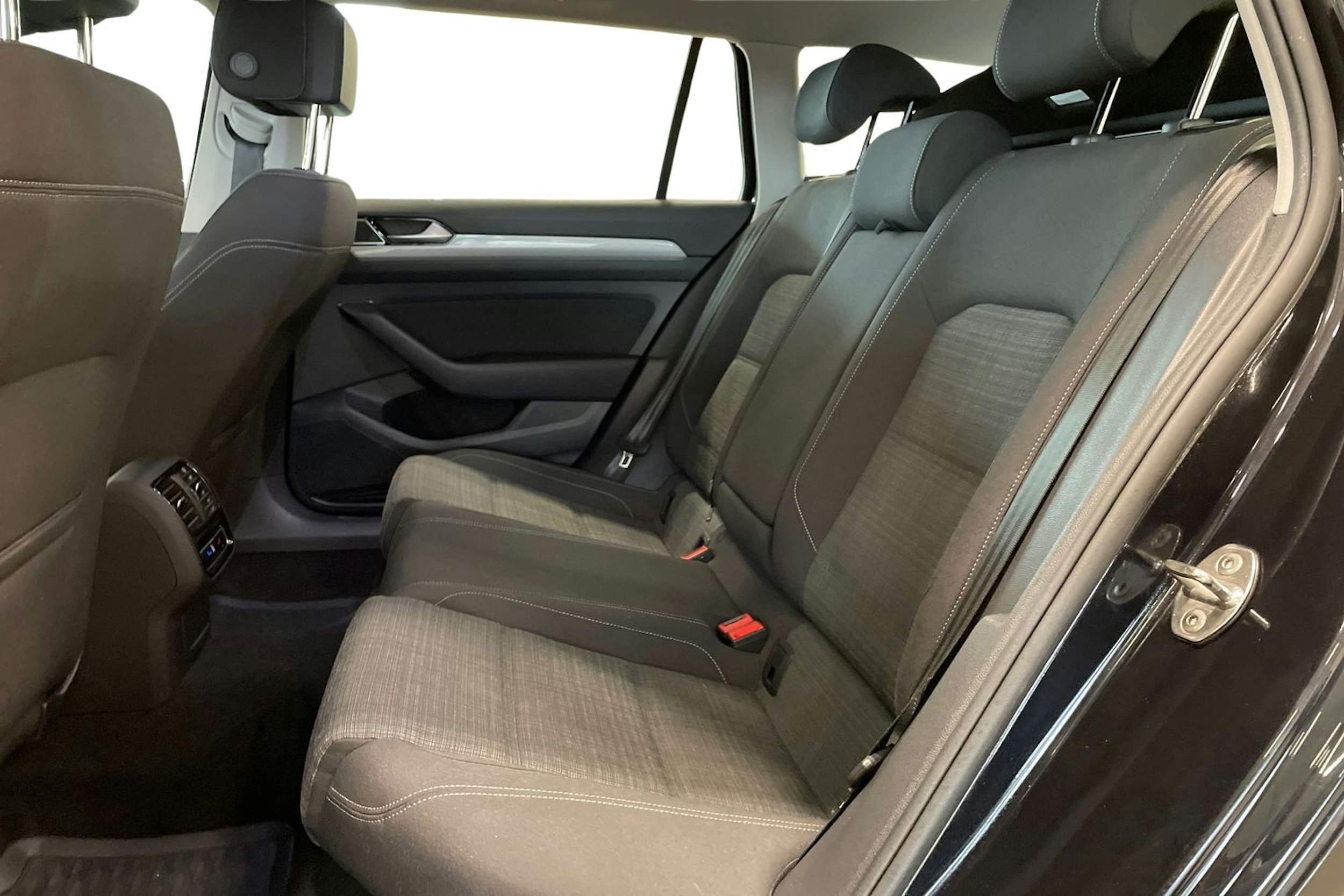 musta Volkswagen Passat 2022 kuva 10.