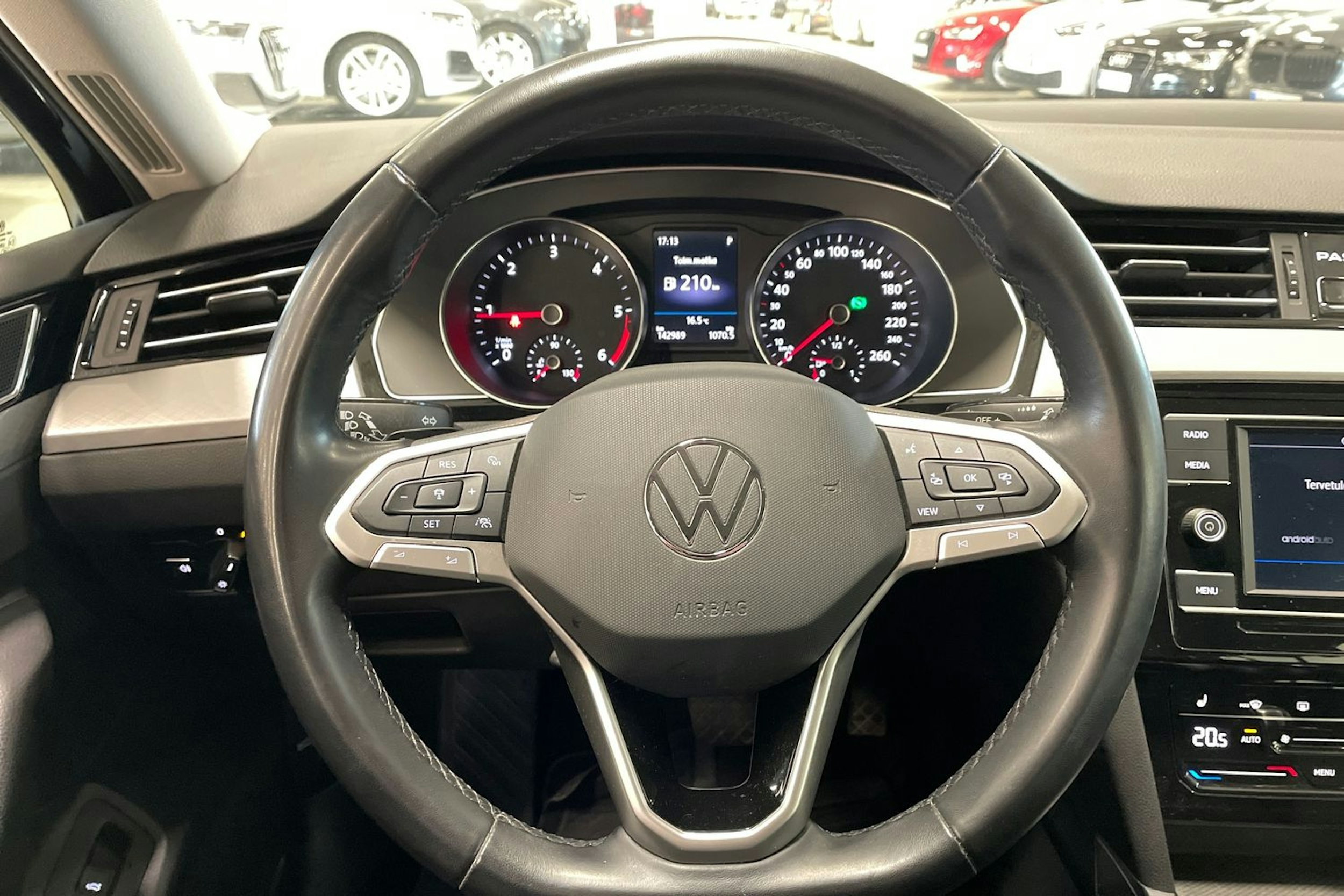 musta Volkswagen Passat 2022 kuva 15.