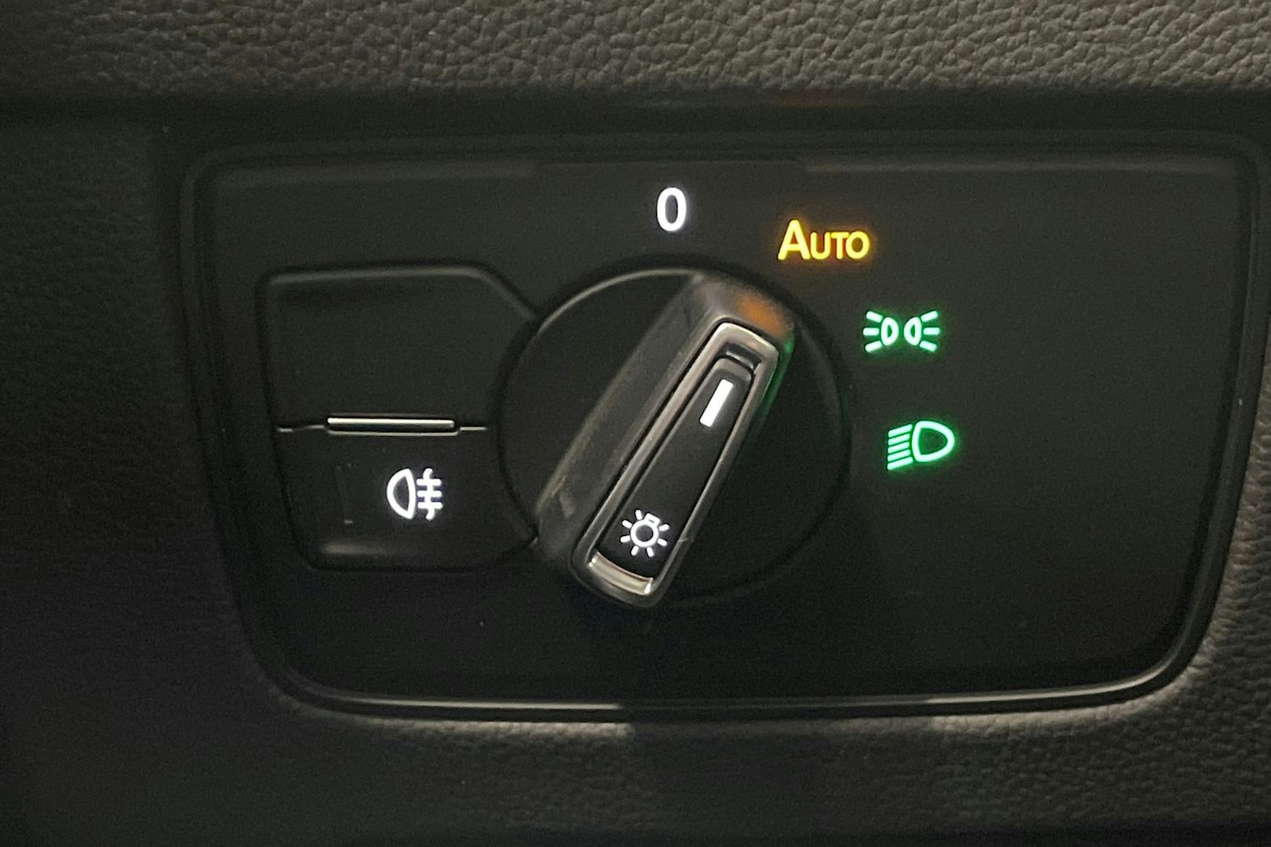 musta Volkswagen Passat 2022 kuva 19.