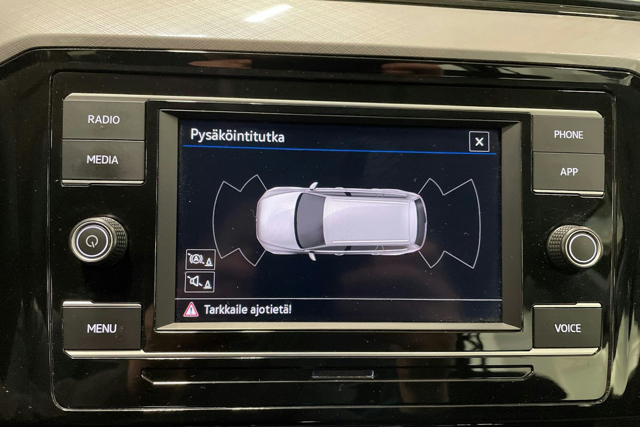 musta Volkswagen Passat 2022 kuva 20.