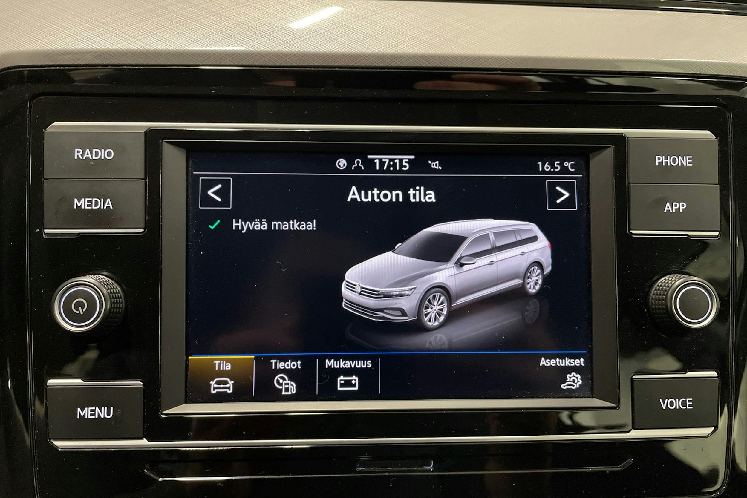 musta Volkswagen Passat 2022 kuva 25.