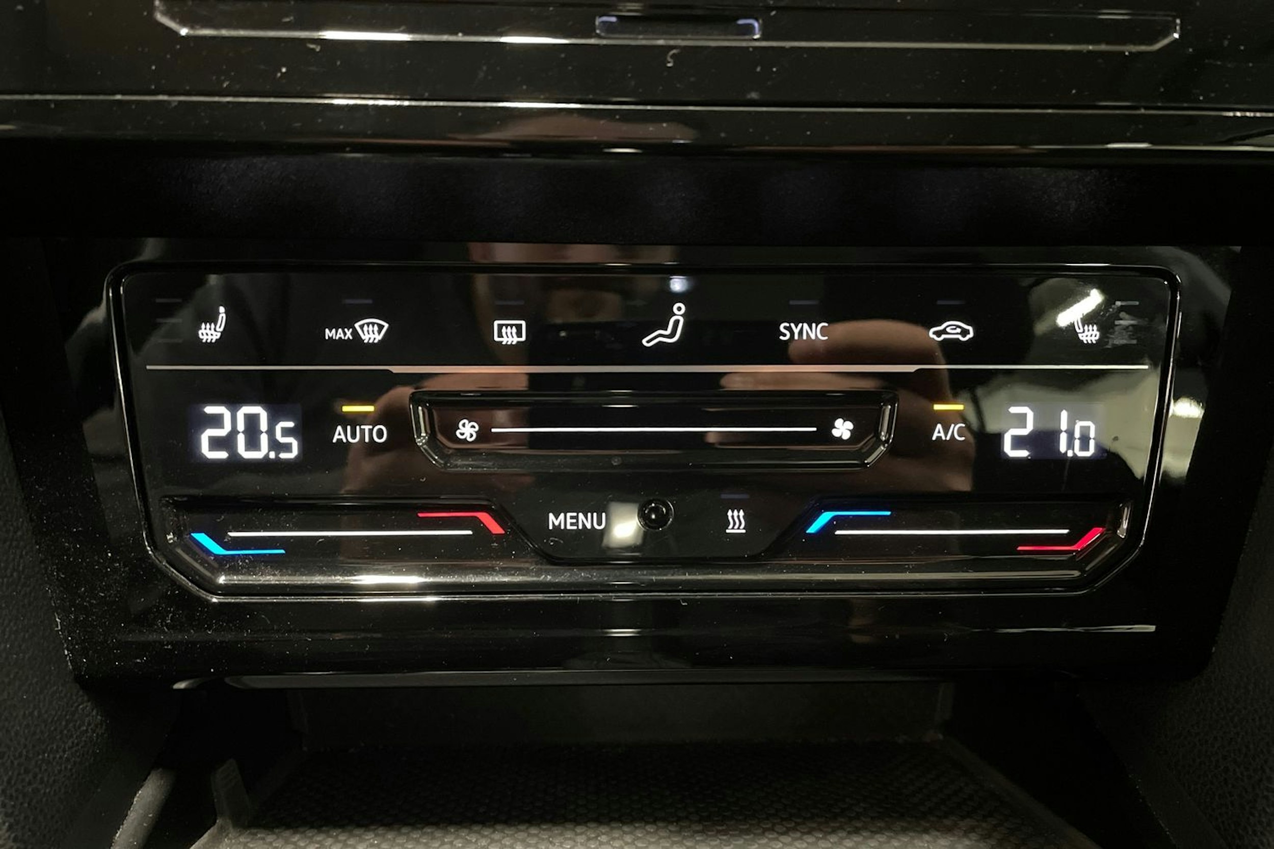 musta Volkswagen Passat 2022 kuva 27.
