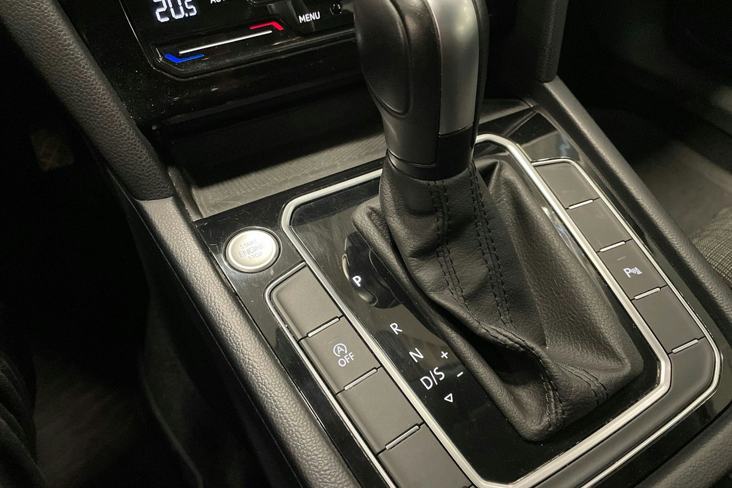 musta Volkswagen Passat 2022 kuva 28.