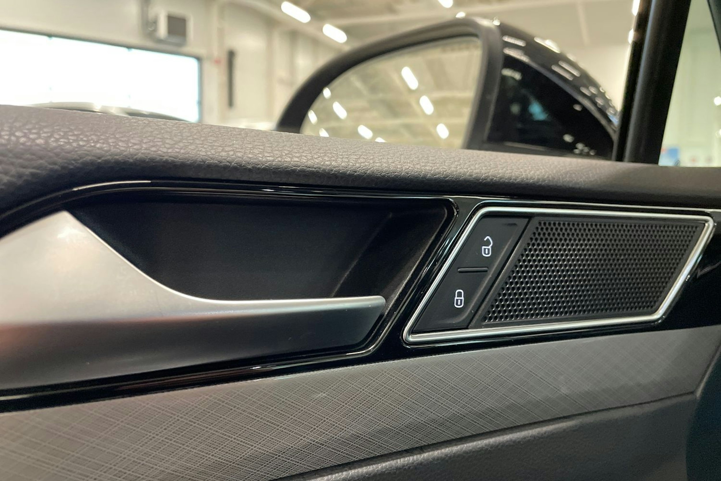 musta Volkswagen Passat 2022 kuva 31.