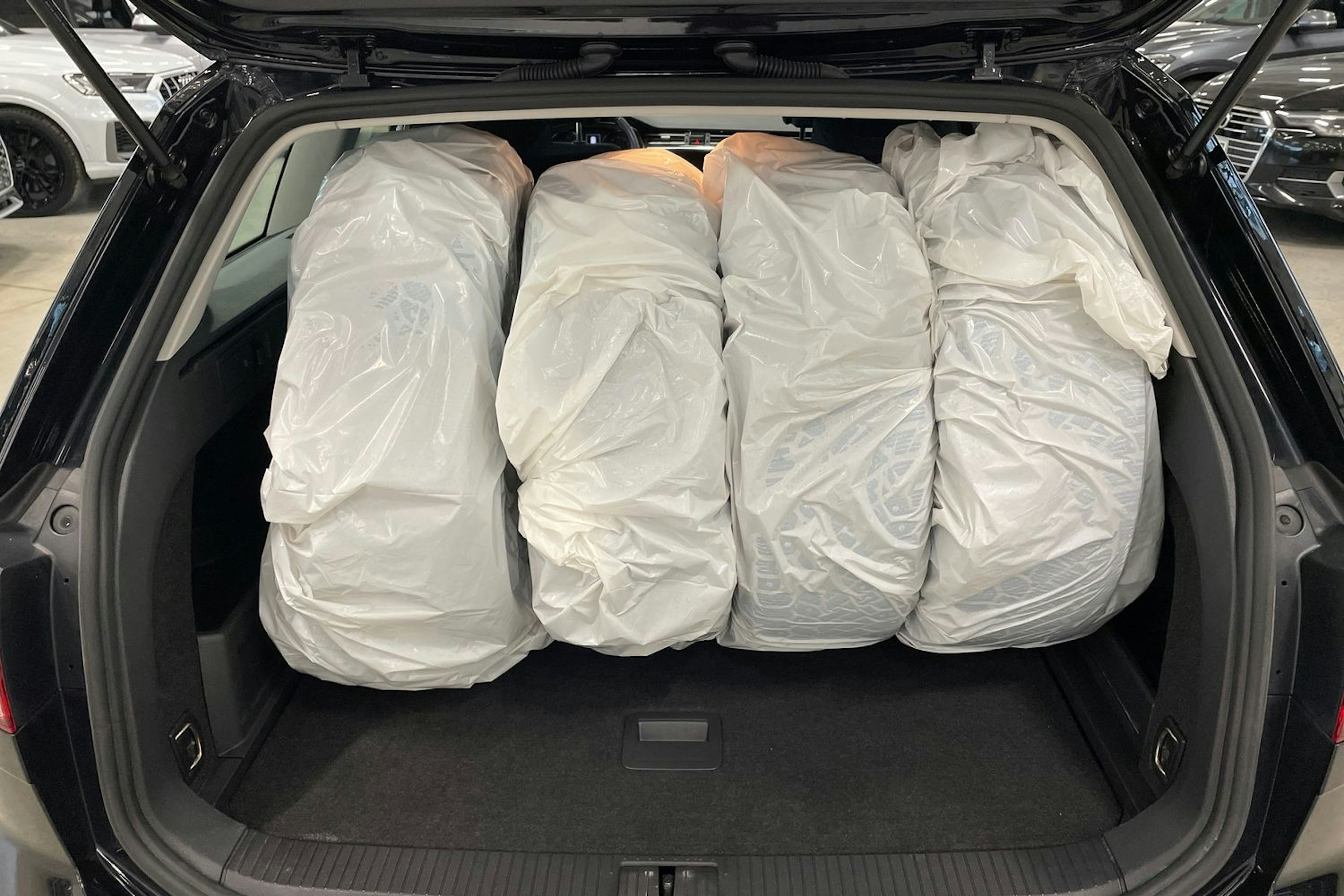musta Volkswagen Passat 2022 kuva 34.