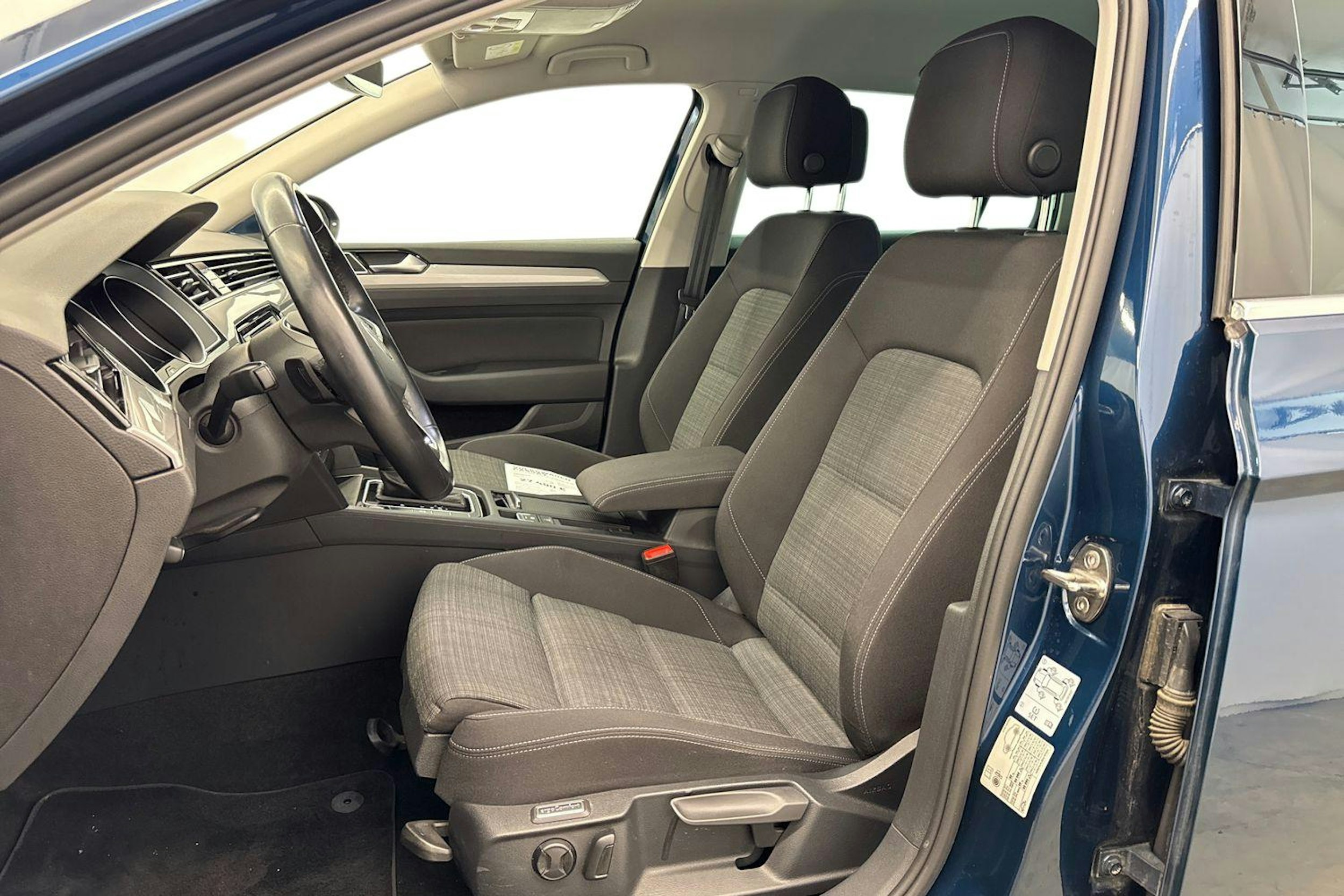 Sininen Volkswagen PASSAT 2022 kuva 8.