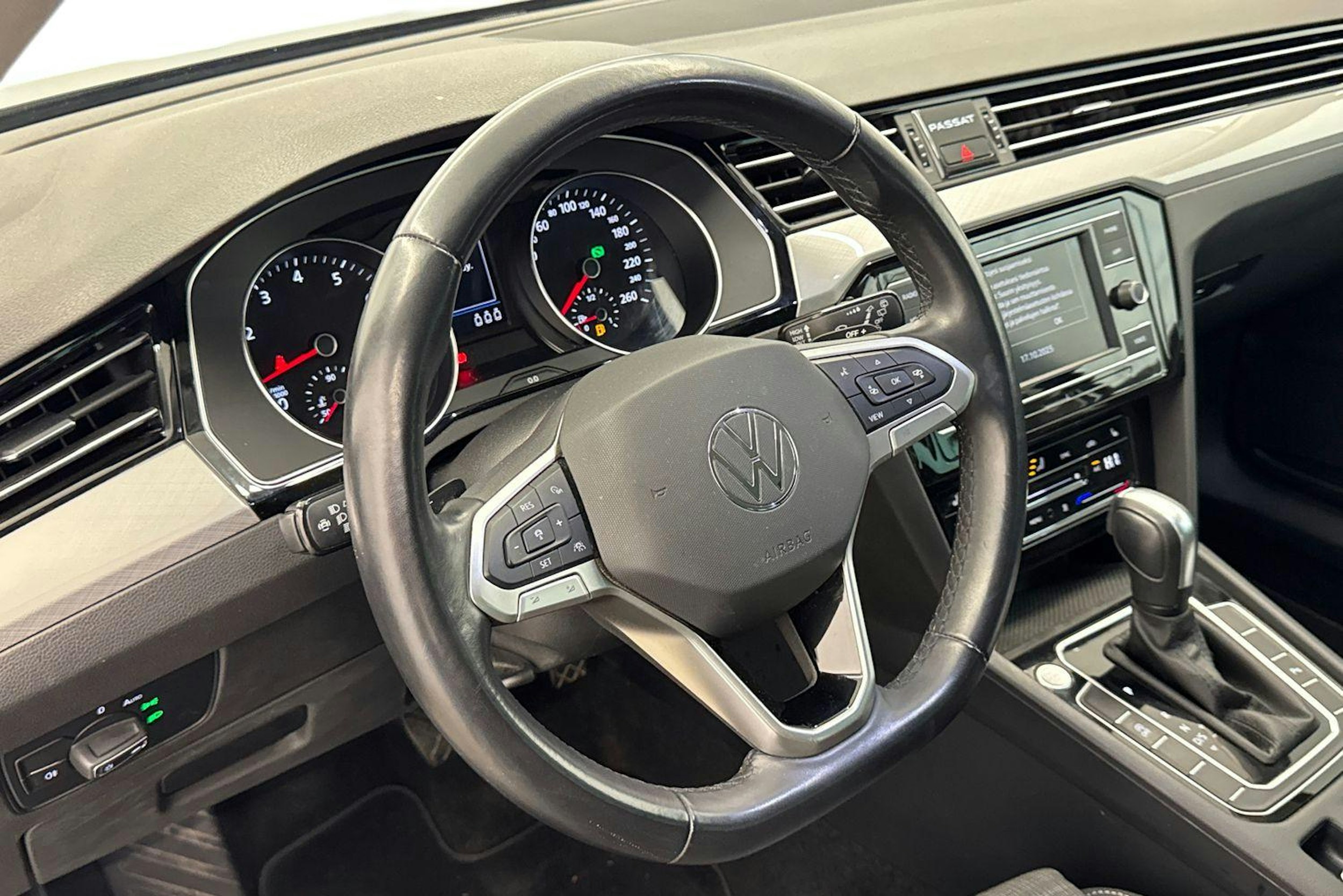 Sininen Volkswagen PASSAT 2022 kuva 9.