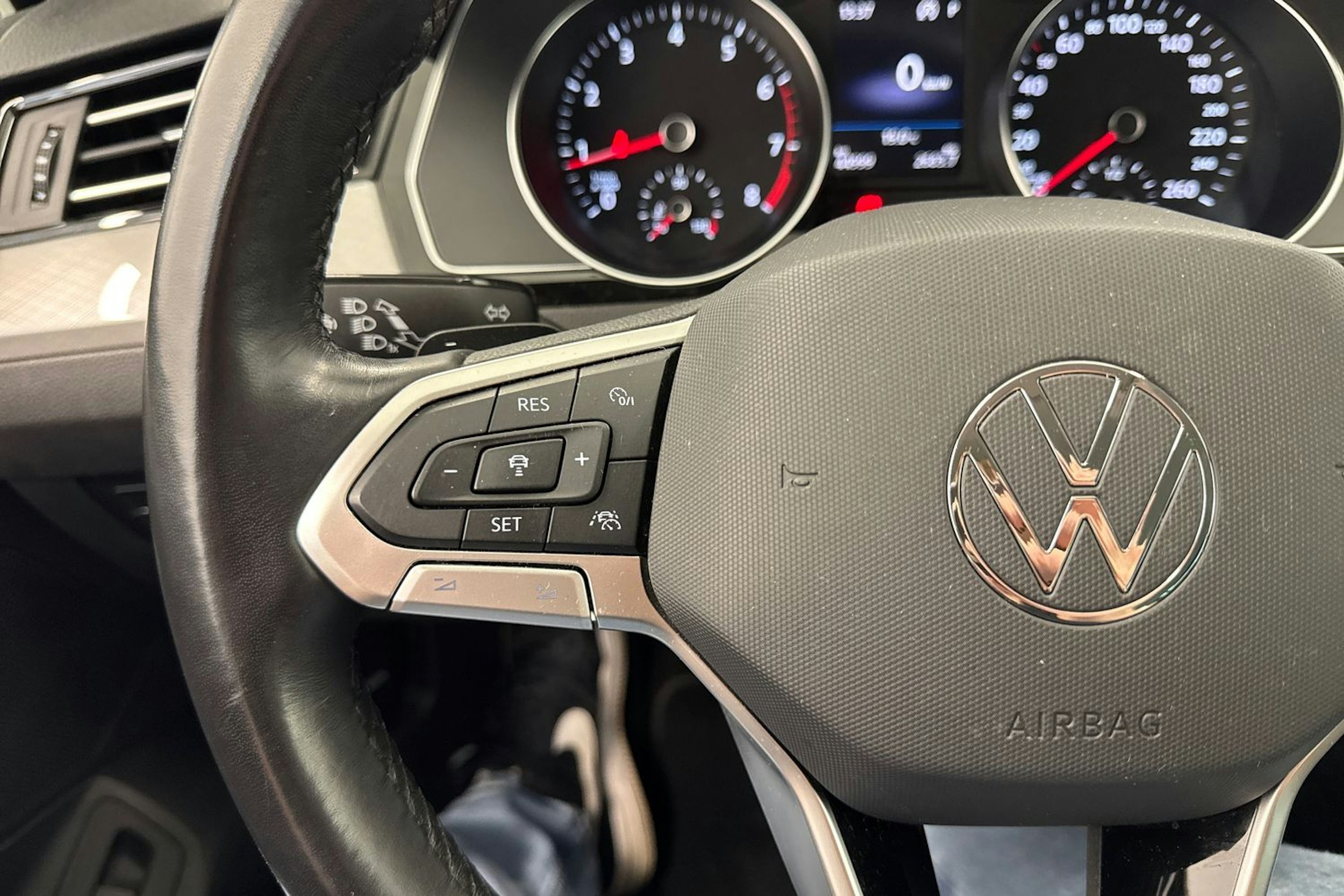 Sininen Volkswagen PASSAT 2022 kuva 13.