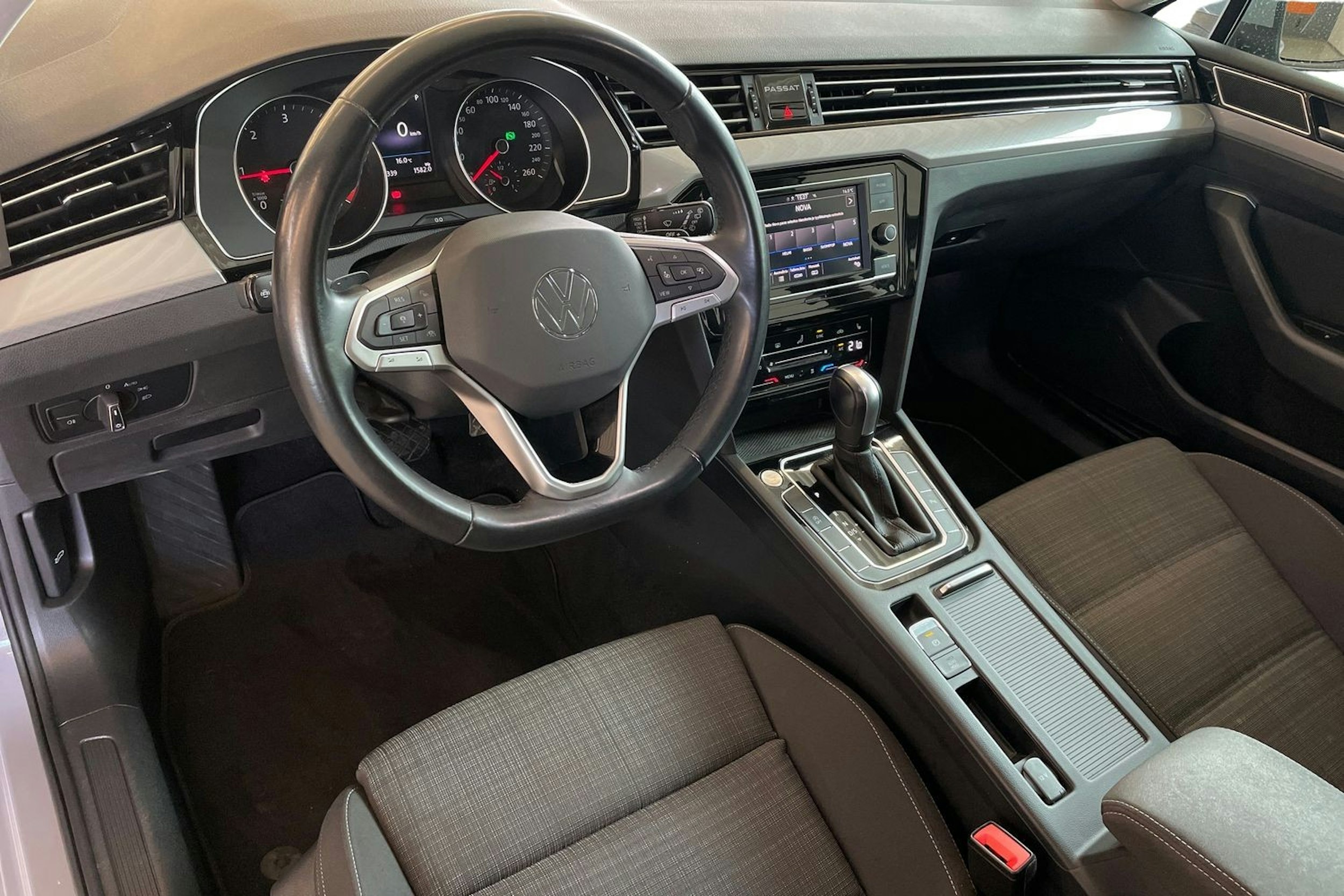 harmaa Volkswagen Passat 2022 kuva 7.