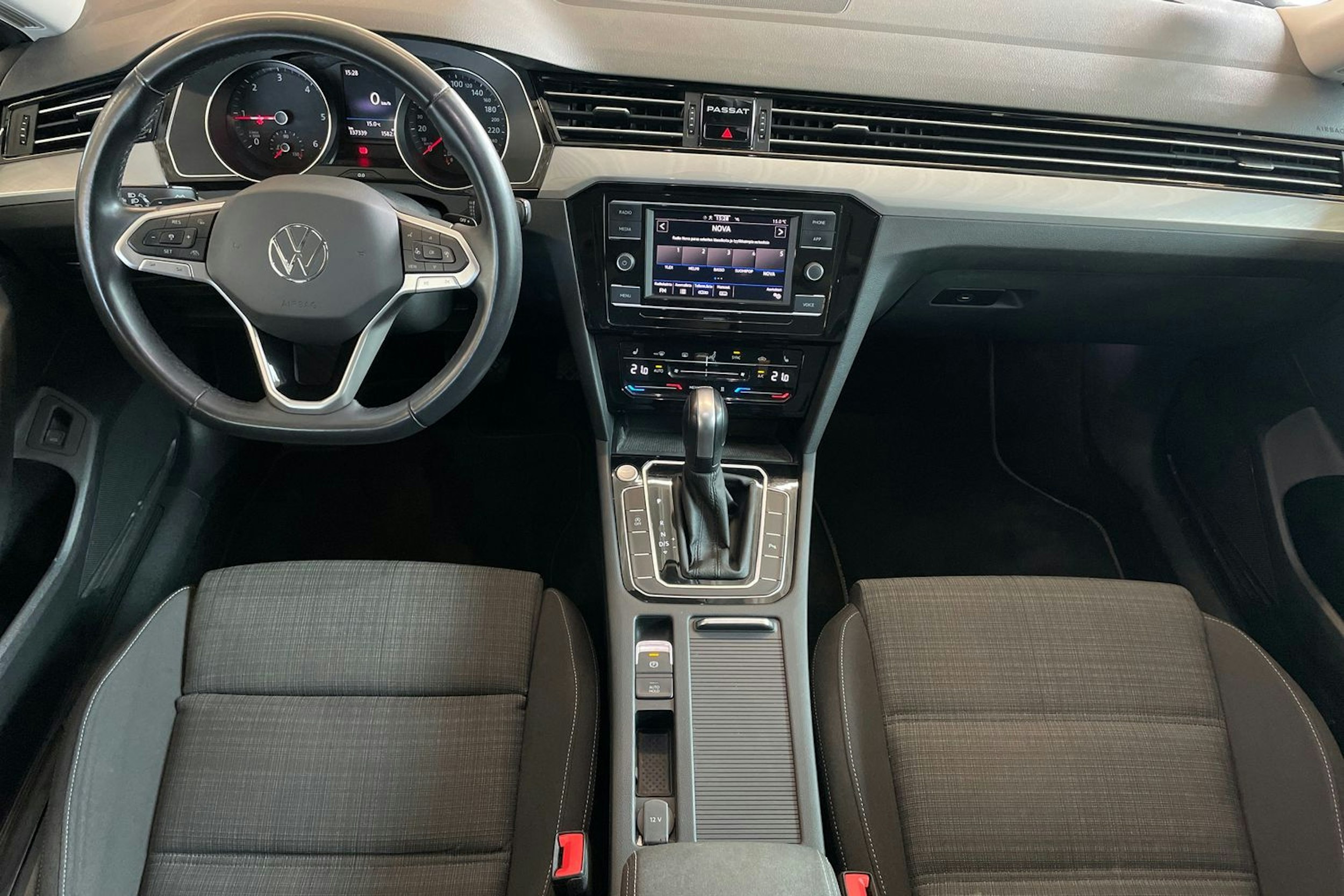 harmaa Volkswagen Passat 2022 kuva 9.