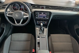 harmaa Volkswagen Passat 2022 kuva 9.