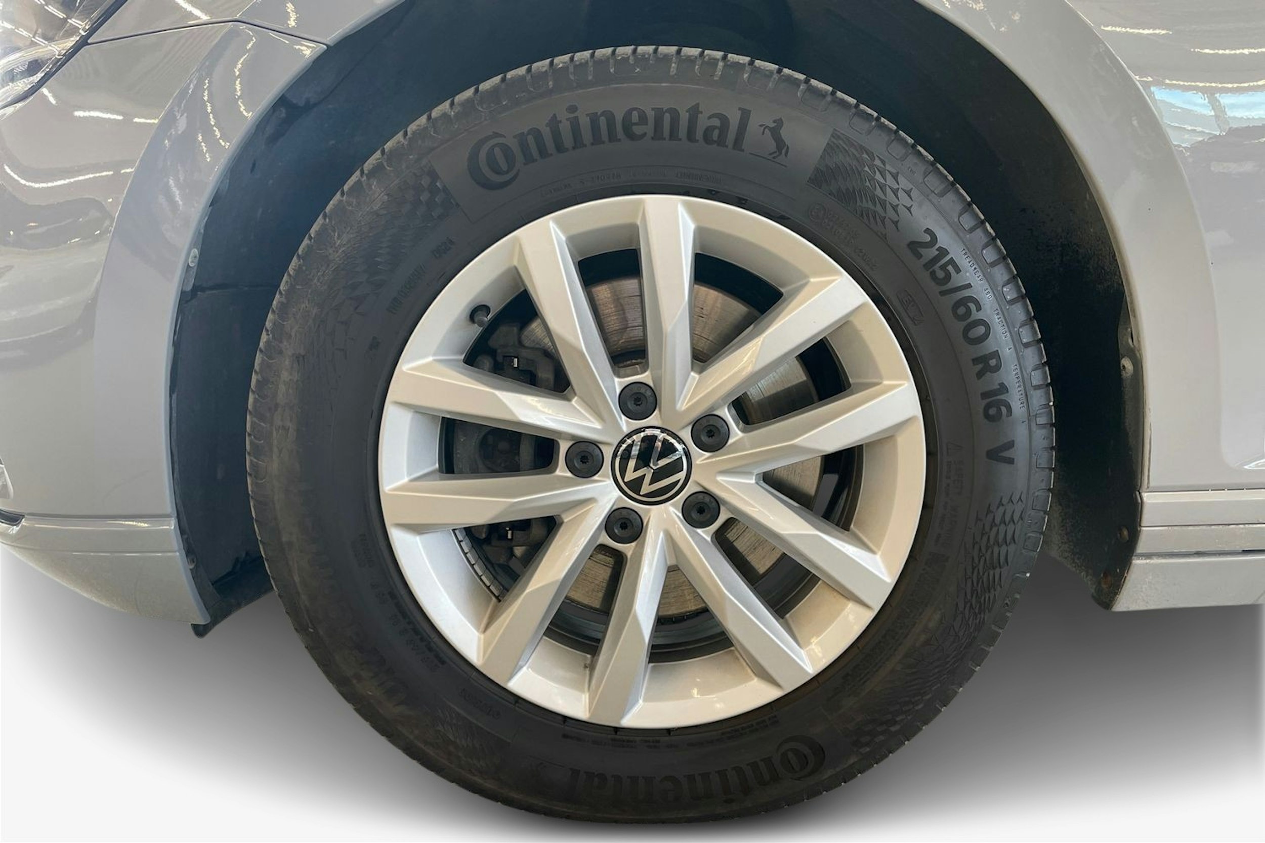 harmaa Volkswagen Passat 2022 kuva 11.