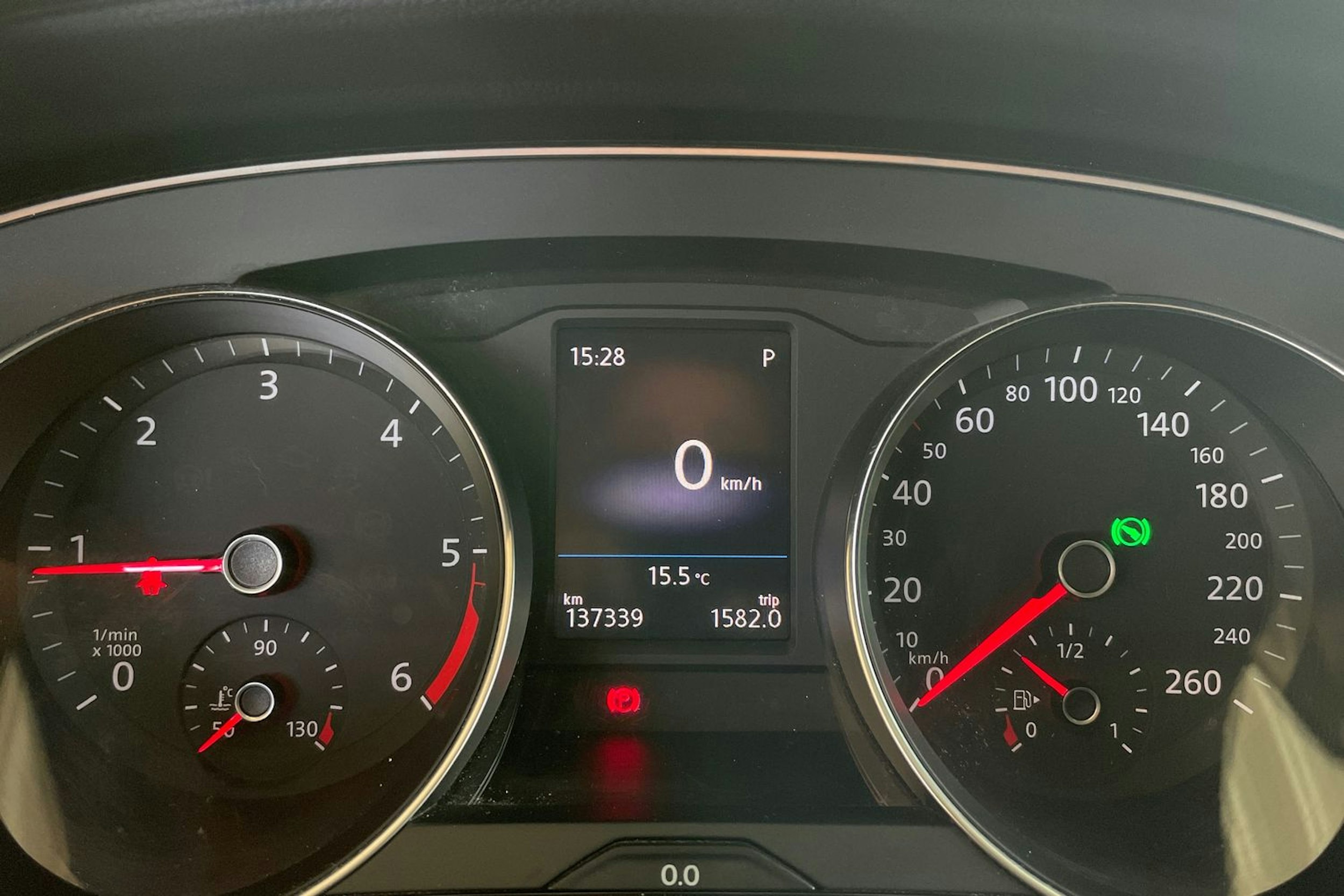 harmaa Volkswagen Passat 2022 kuva 16.