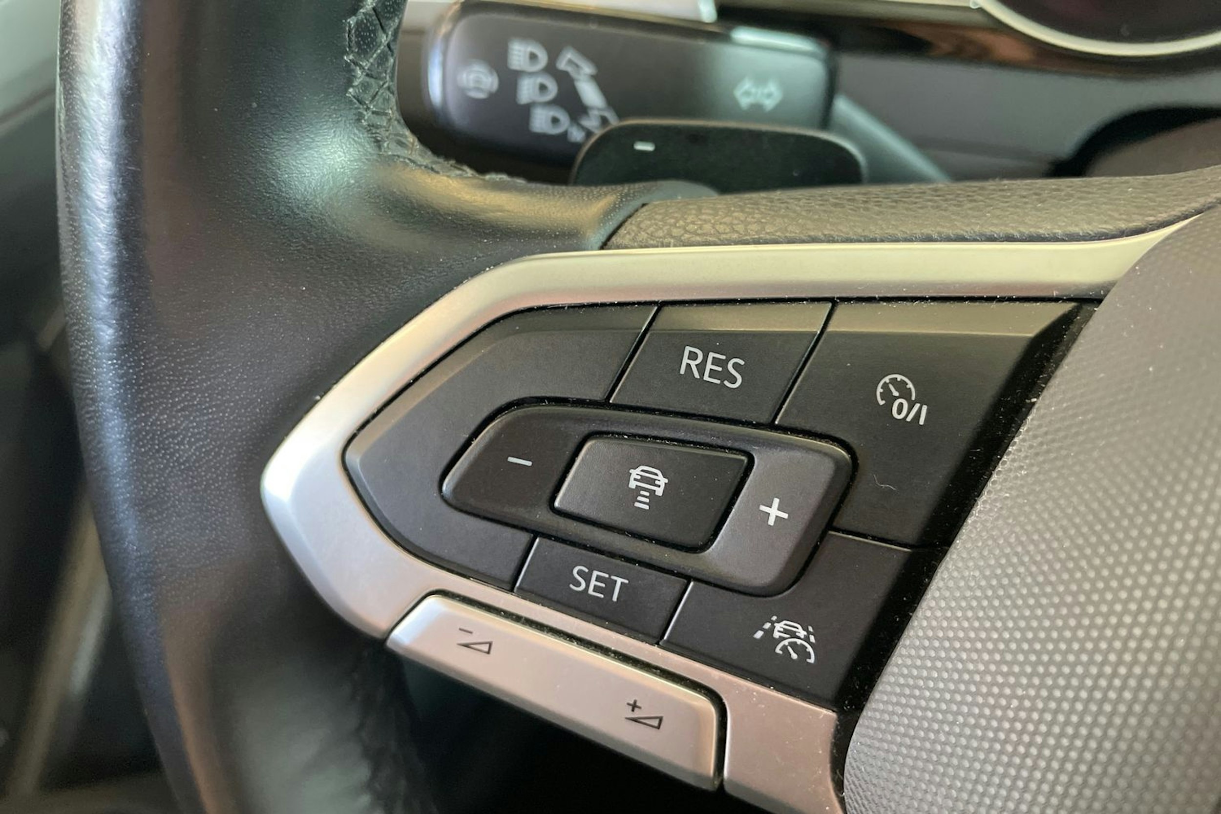 harmaa Volkswagen Passat 2022 kuva 17.